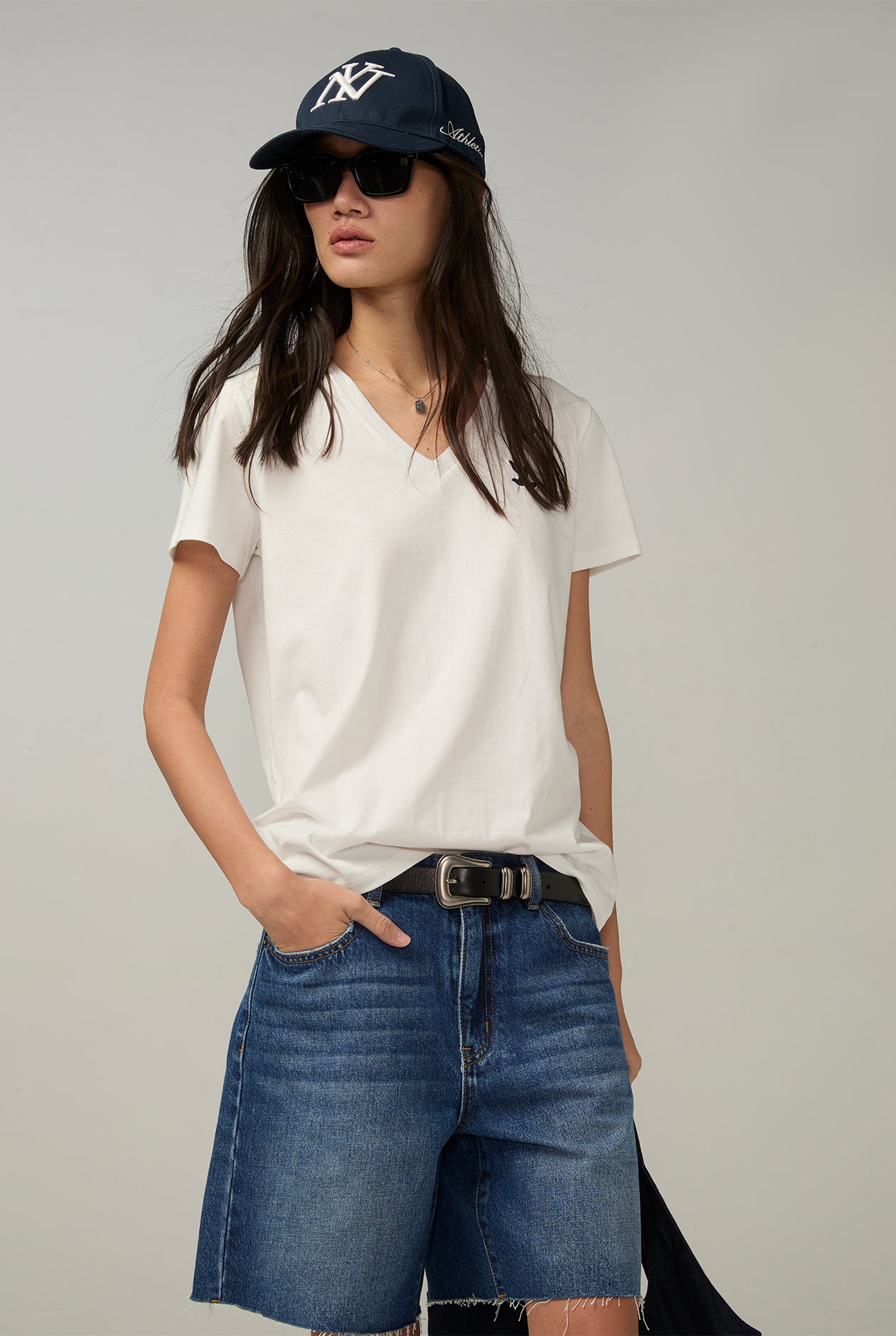 V-NECK BIRD LOGO TEE