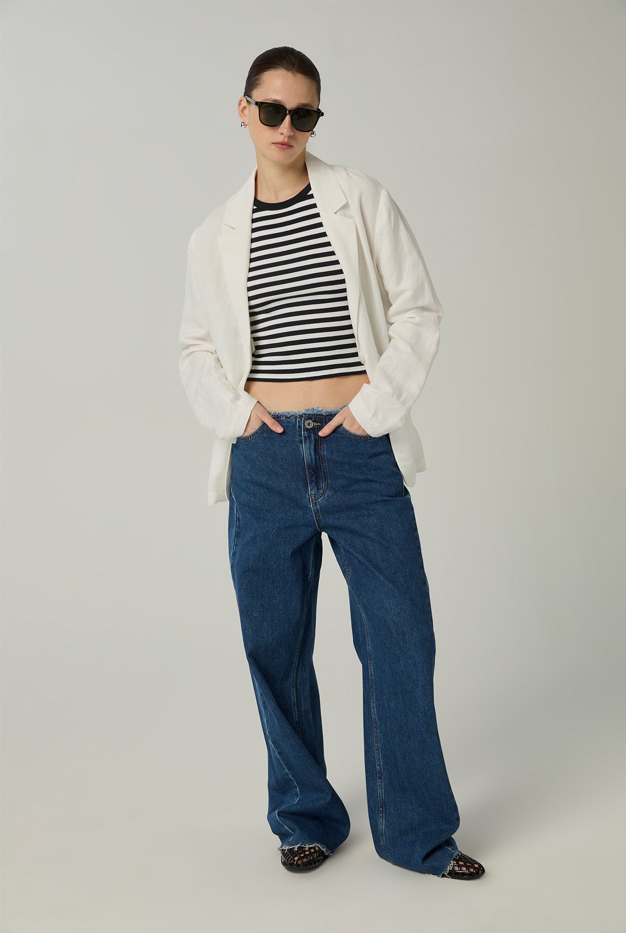 FRAYED WAIST BARREL JEANS