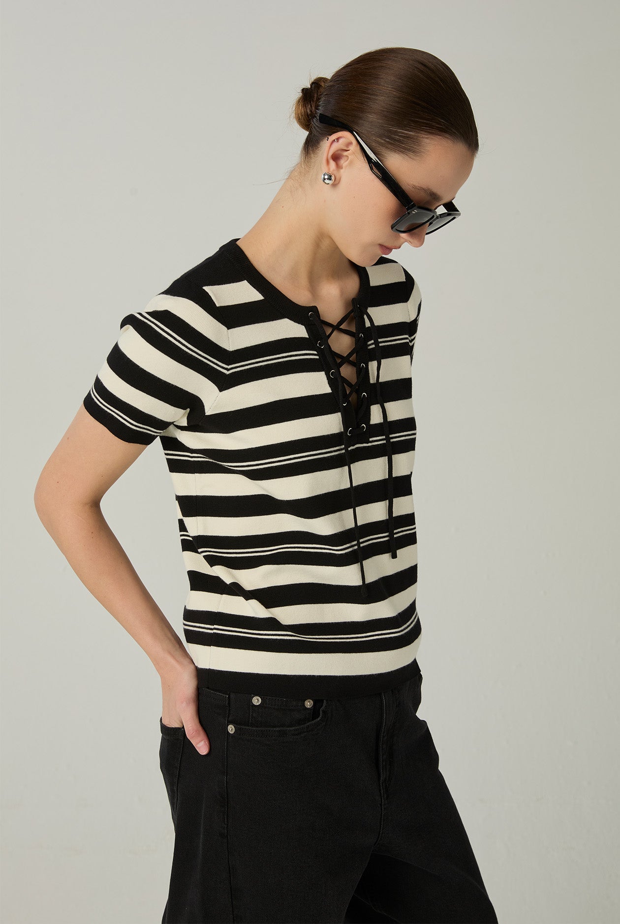 LACE-UP STRIPE CROPPED TEE
