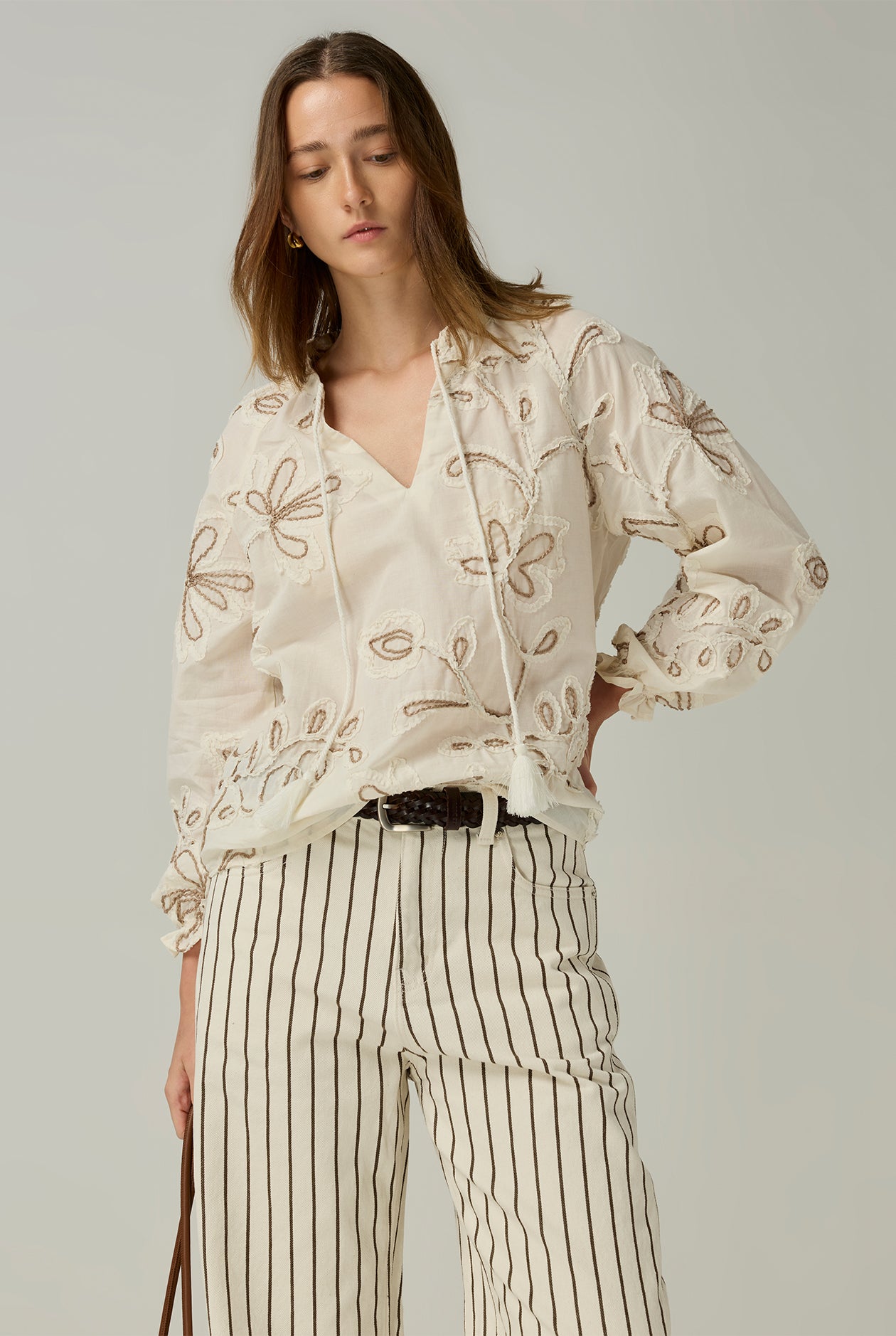V-NECK BLOUSE WITH FLORAL EMBROIDERY