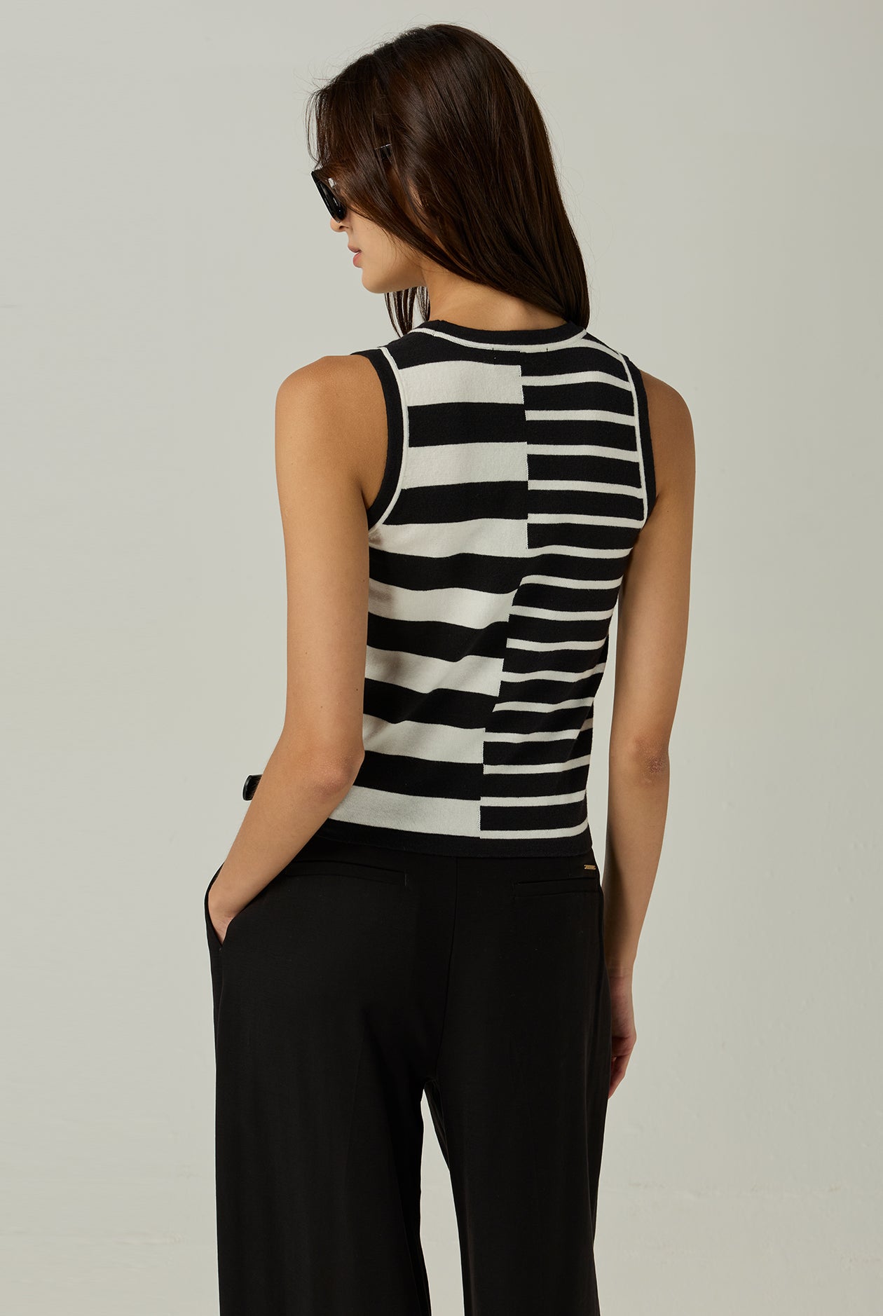 SLEEVELESS CONTRAST STRIPE KNIT TOP