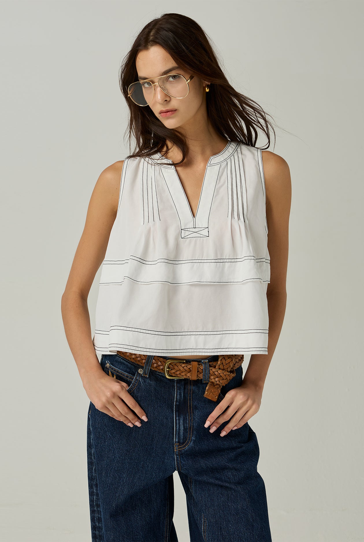 CONTRAST STITCHING SLEEVELESS TOP