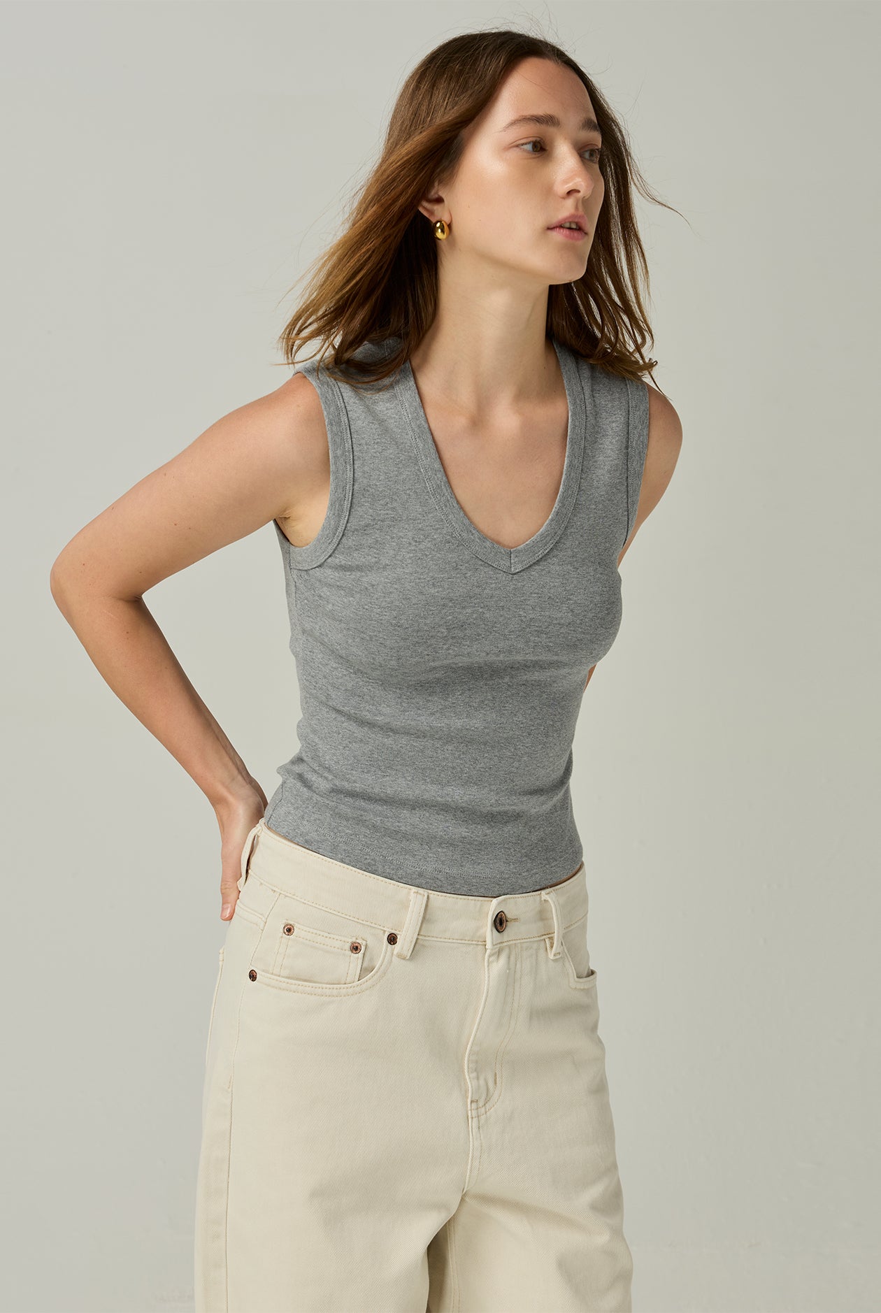 SIGNATURE RIBBED V-NECK SLEEVELESS TOP