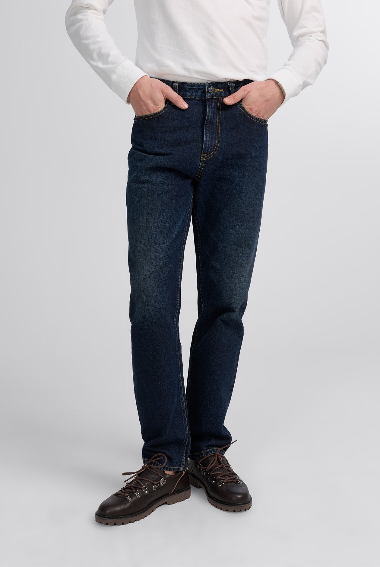 CLASSIC STRAIGHT LEG JEANS