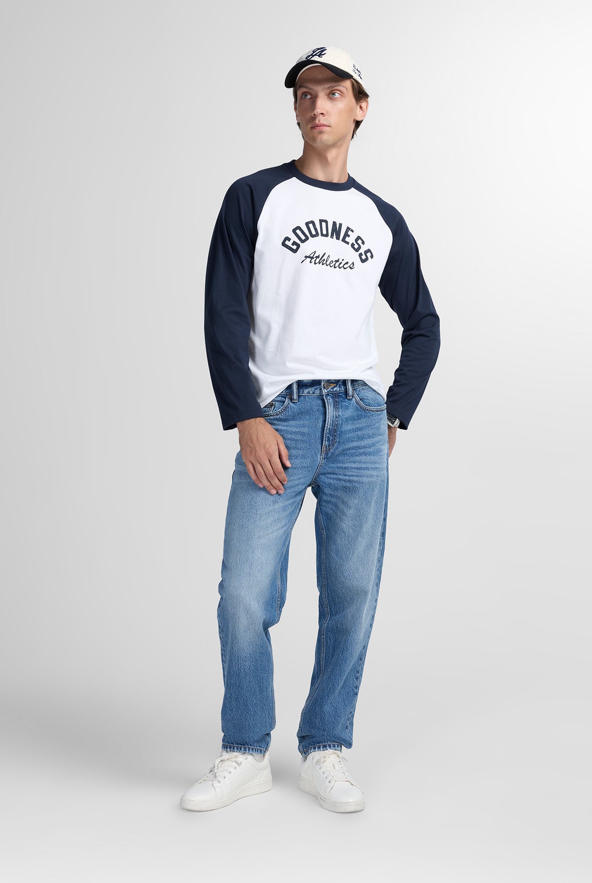 CLASSIC STRAIGHT JEANS