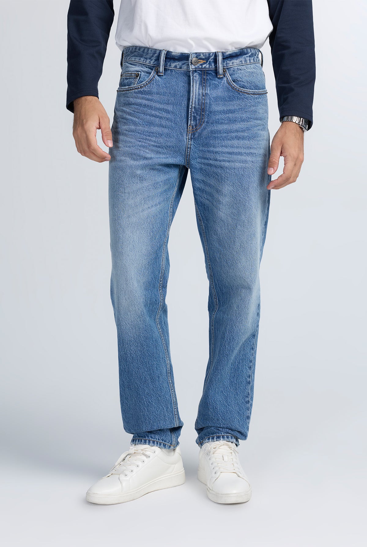 CLASSIC STRAIGHT JEANS