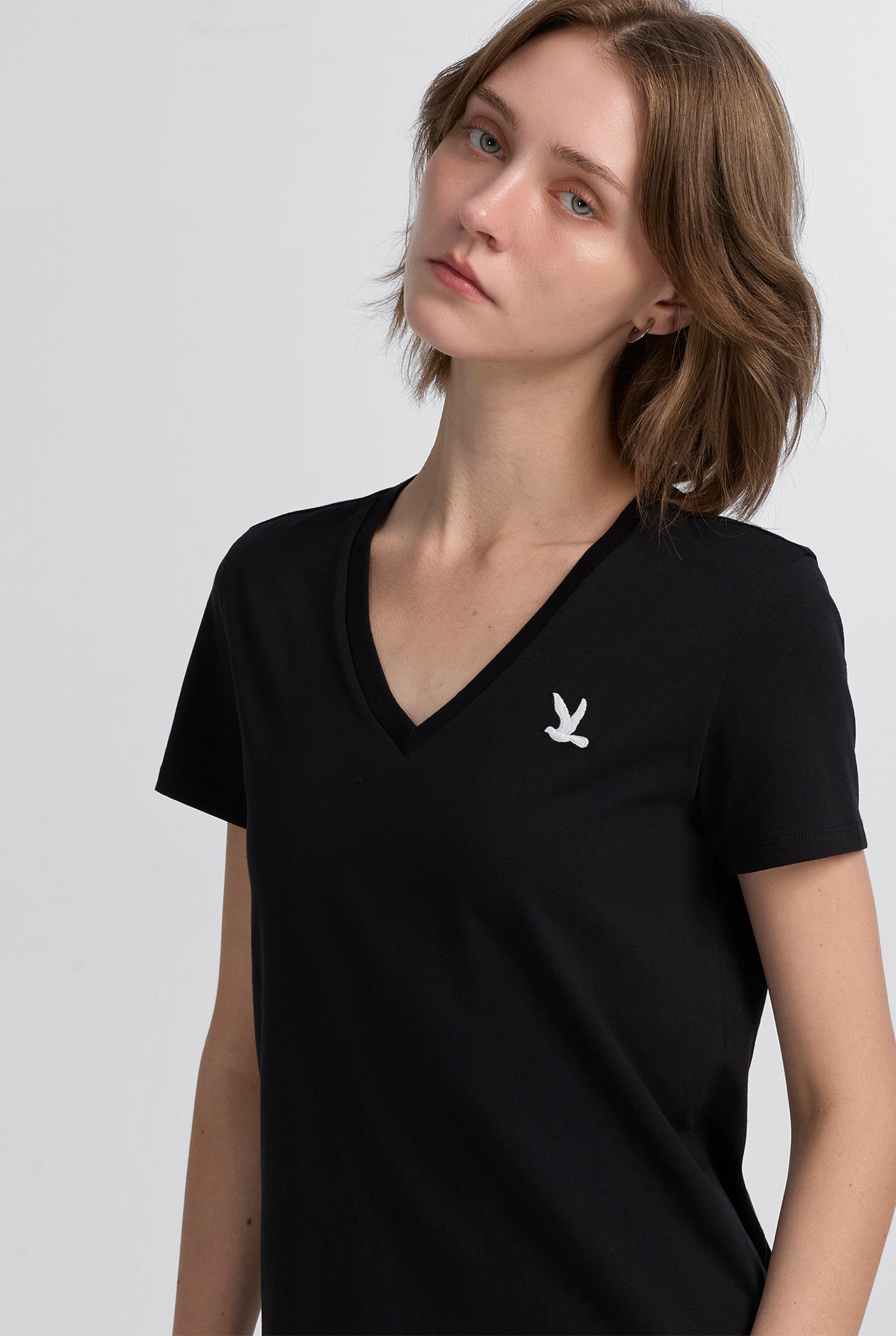 SIGNATURE BIRD LOGO V-NECK TEE