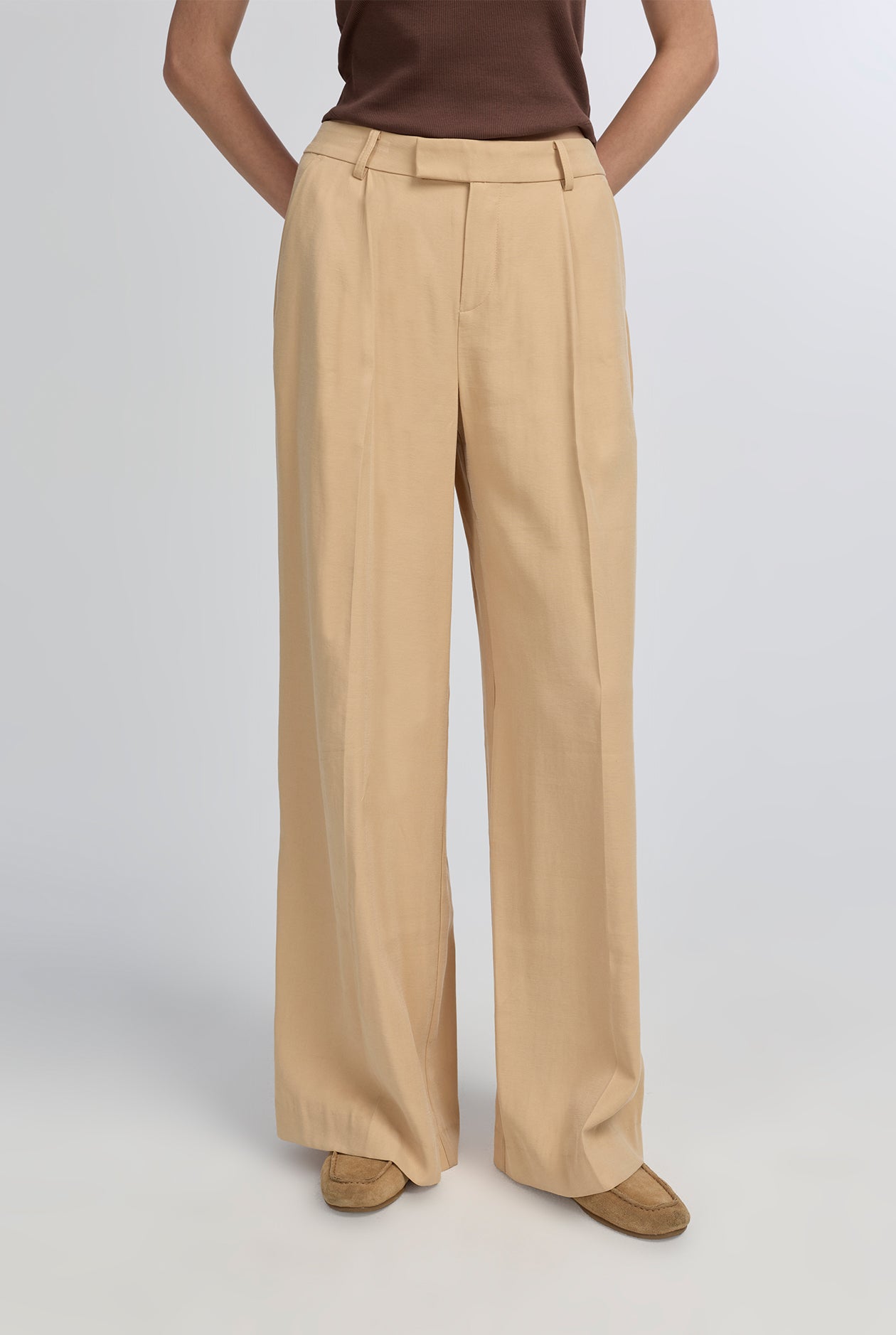 CLASSIC PLEATED STRAIGHT-LEG PANTS