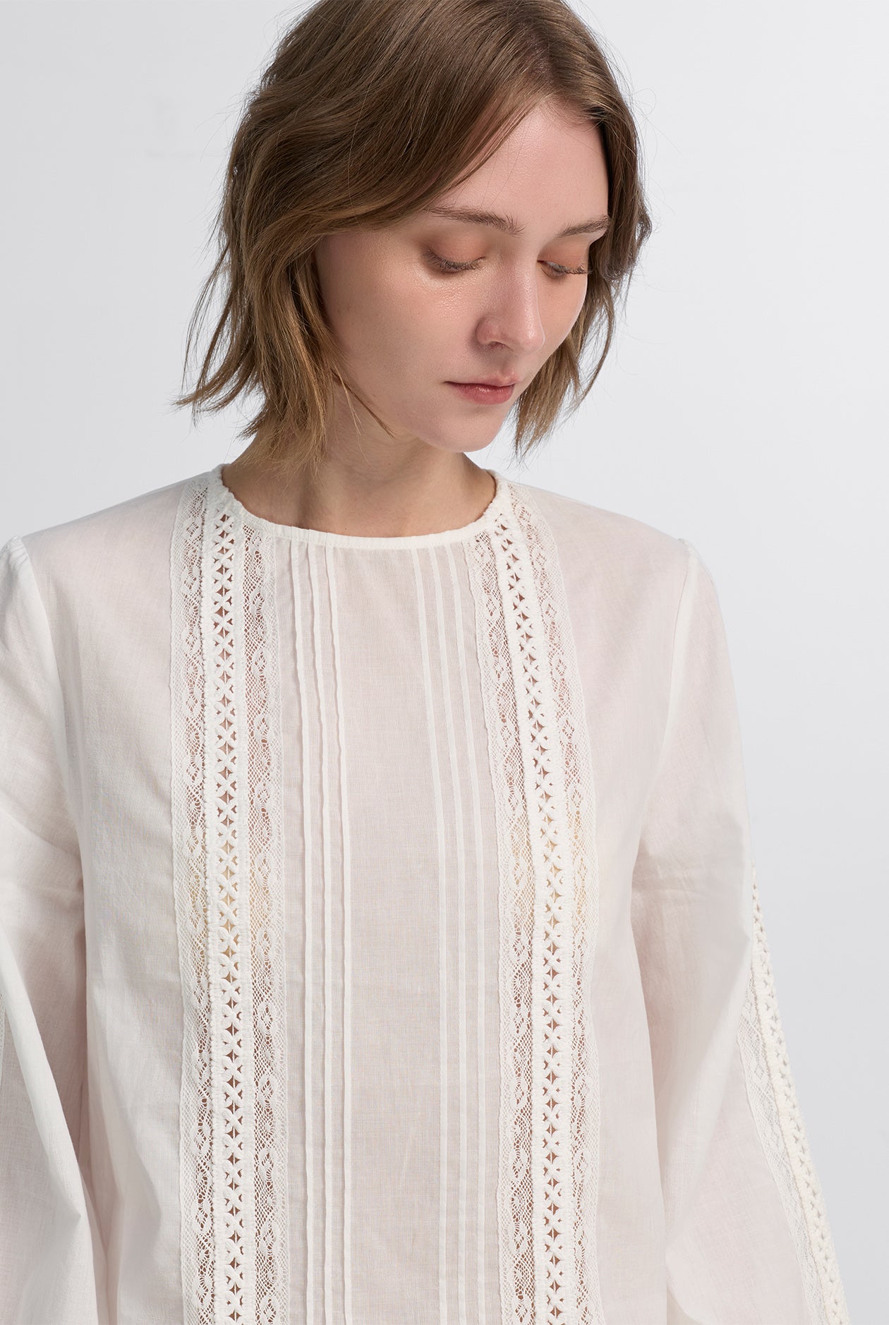 EMBROIDERED PUFF-SLEEVE BLOUSE