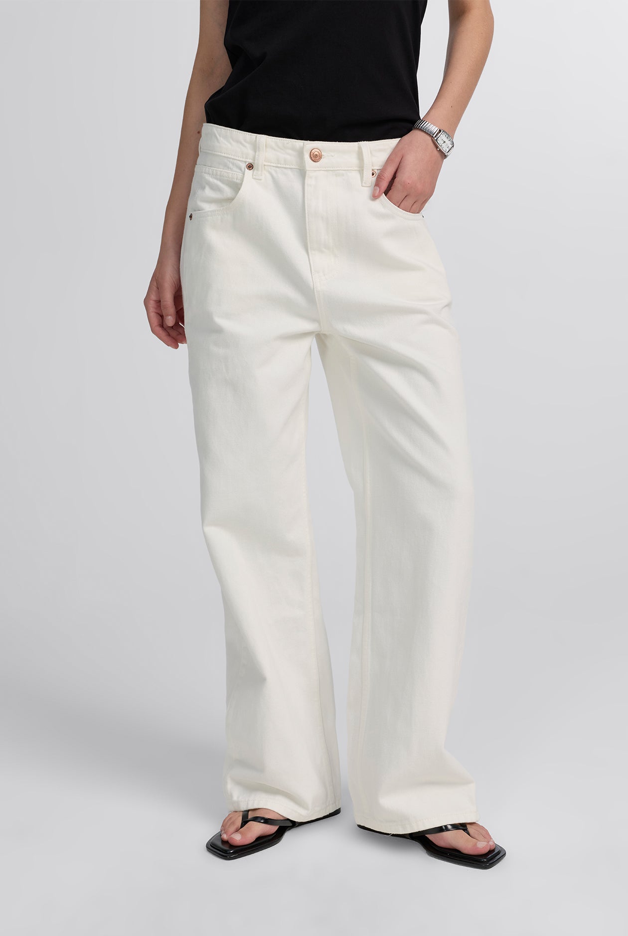 LOW-RISE WHITE PANEL SEAM STRAIGHT JEANS
