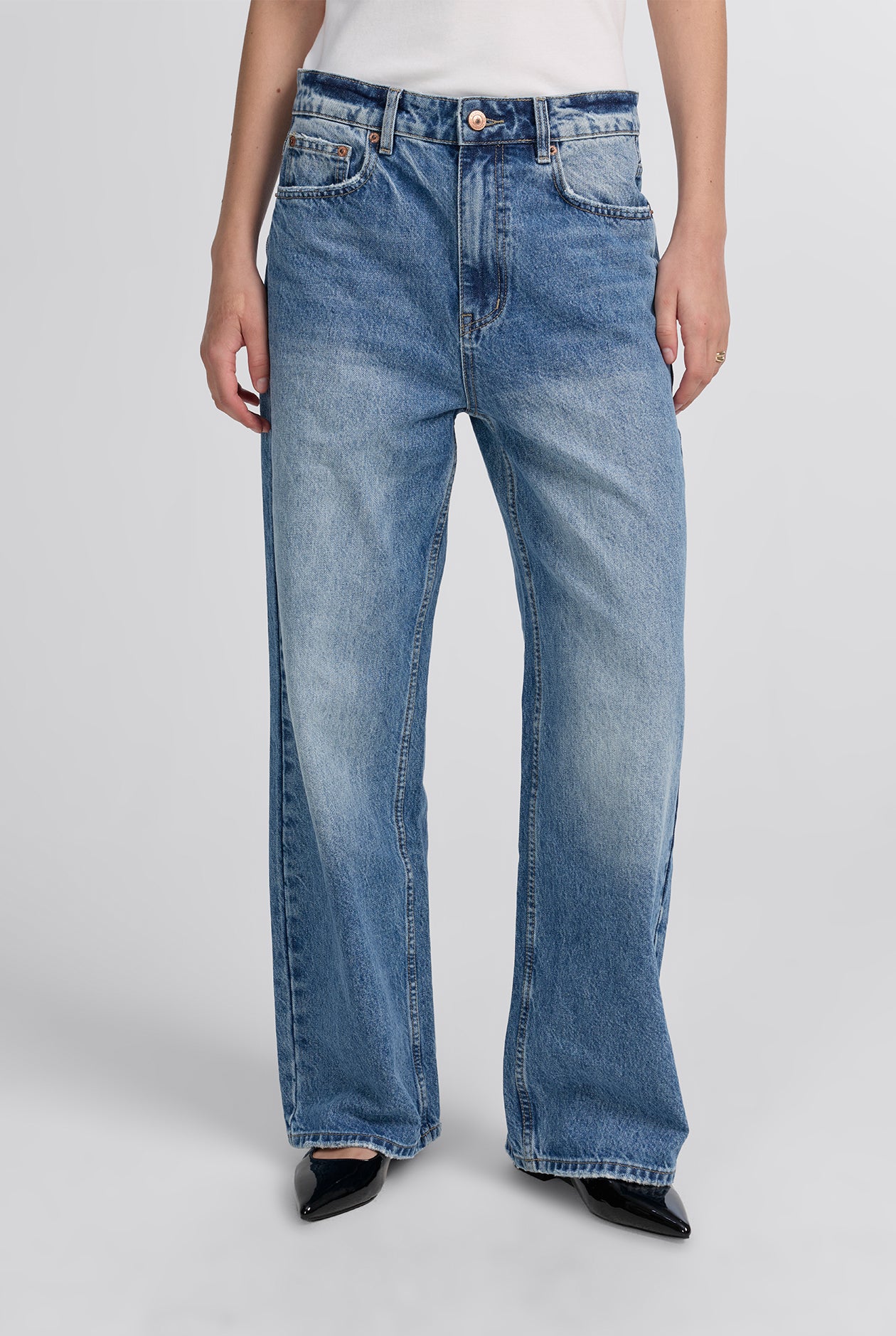 LOW-RISE MID BLUE STRAIGHT JEANS