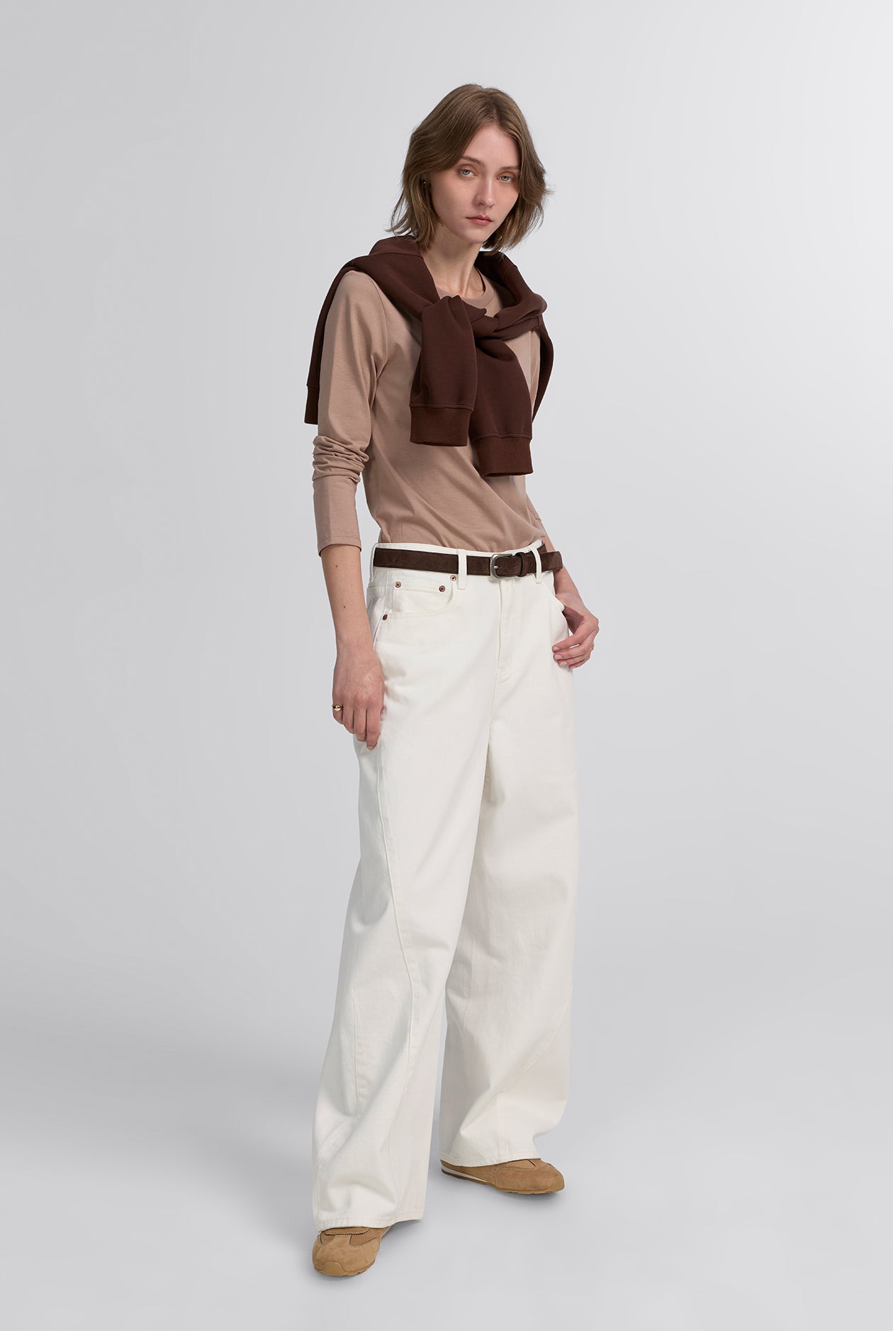 MID-RISE WHITE TWISTED BARREL JEANS