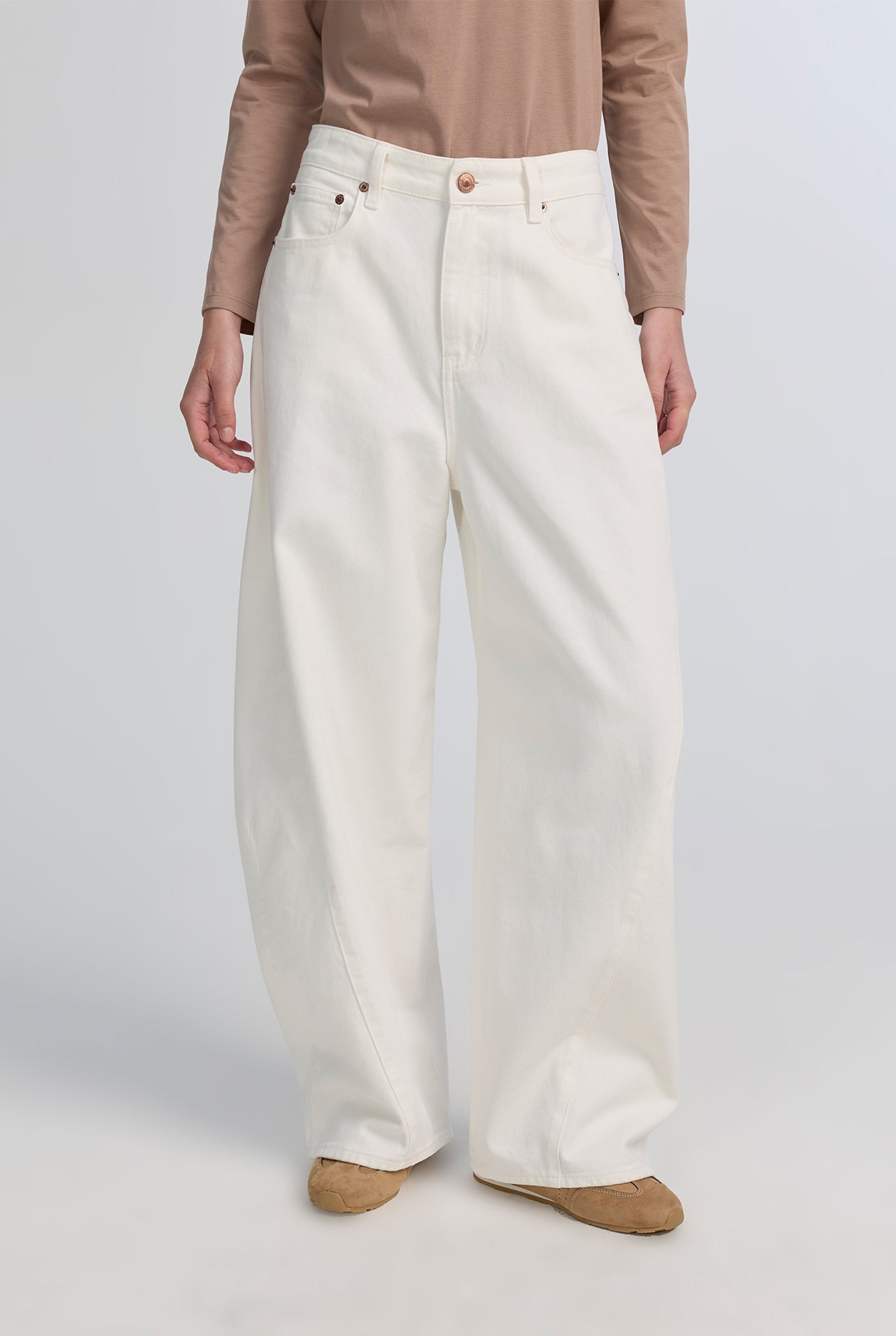 MID-RISE WHITE TWISTED BARREL JEANS