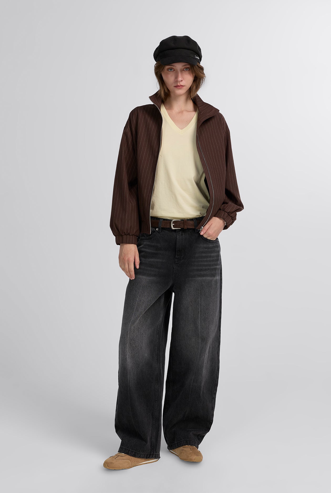 MID-RISE BLACK BARREL JEANS