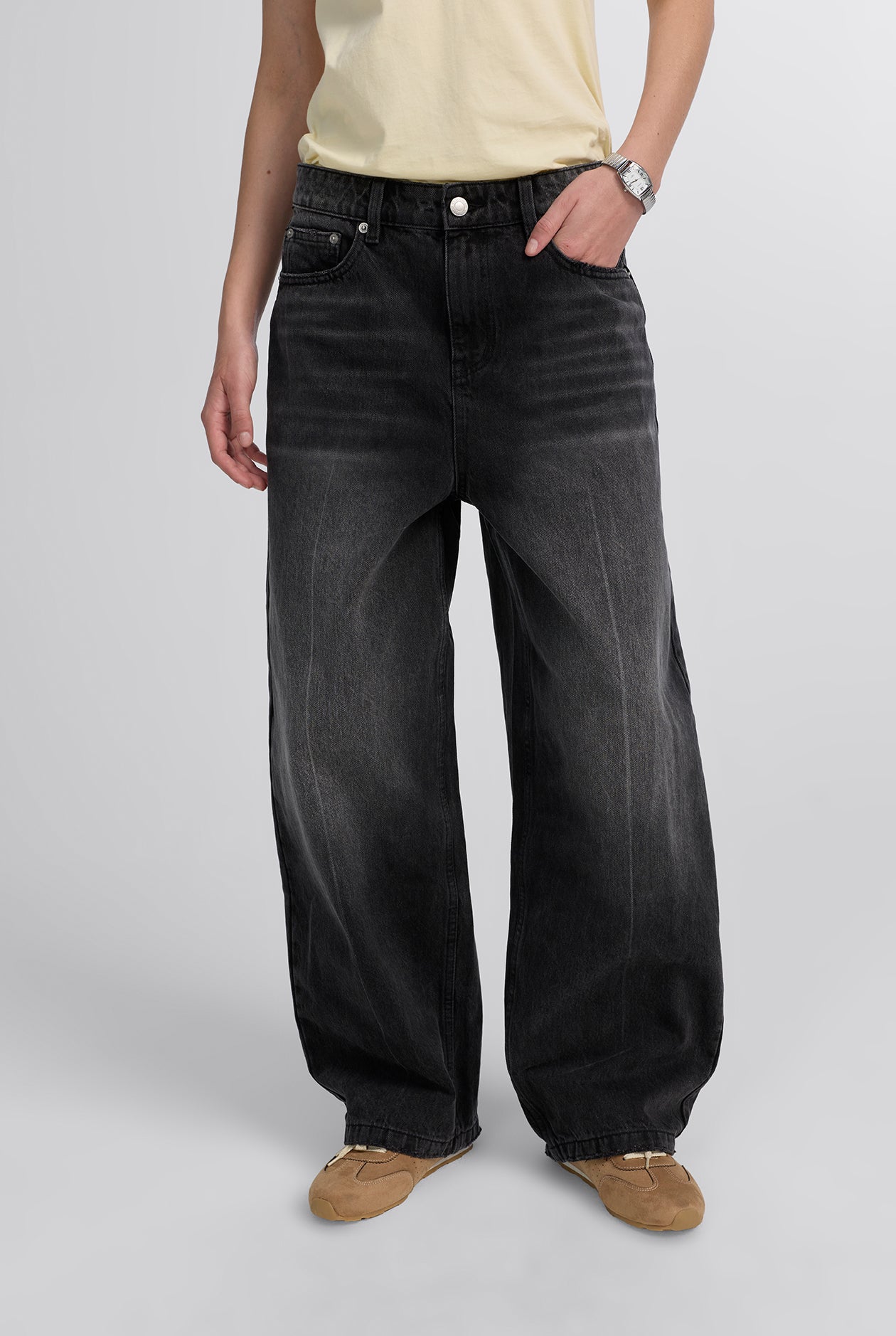 MID-RISE BLACK BARREL JEANS