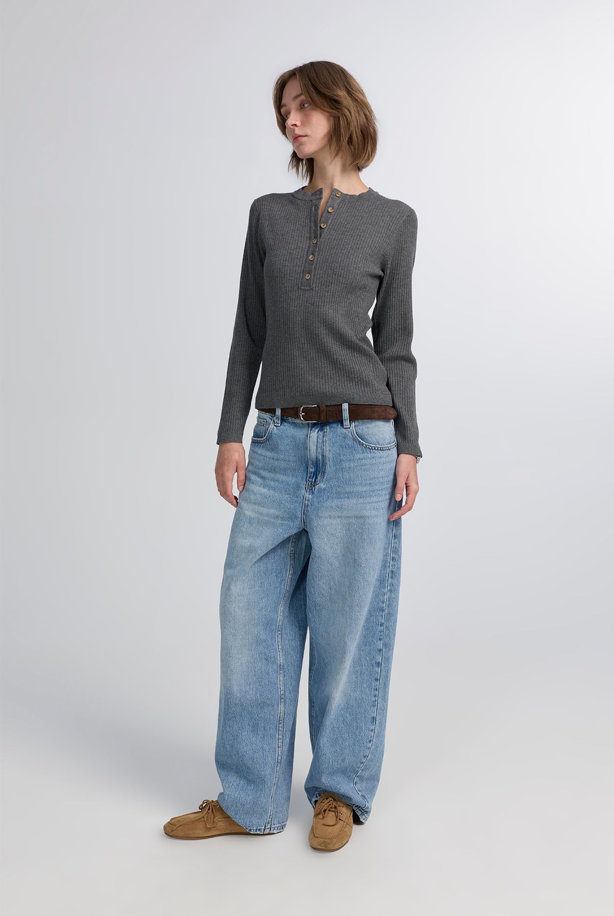 LOW-RISE MID BLUE BARREL JEANS
