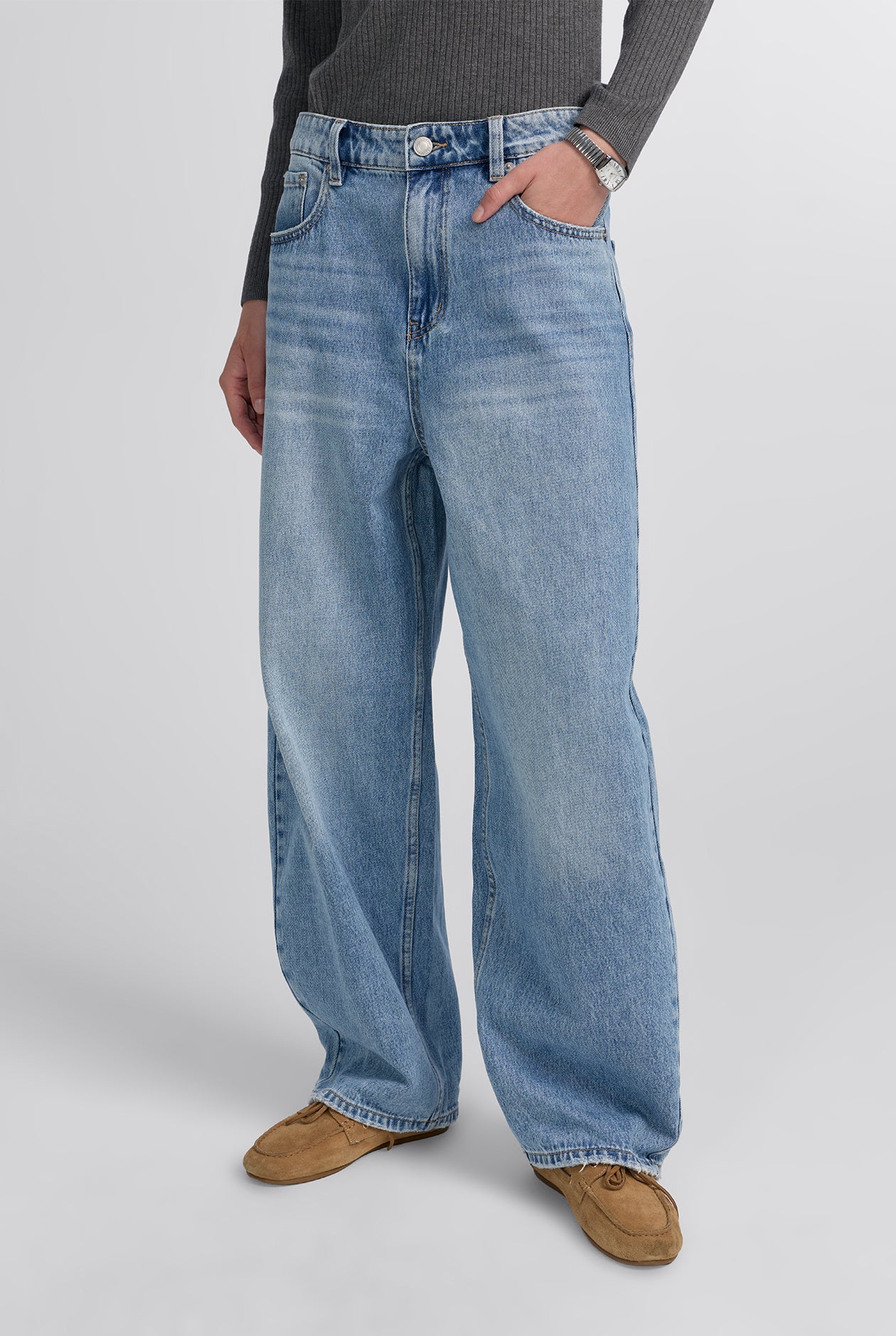 LOW-RISE MID BLUE BARREL JEANS