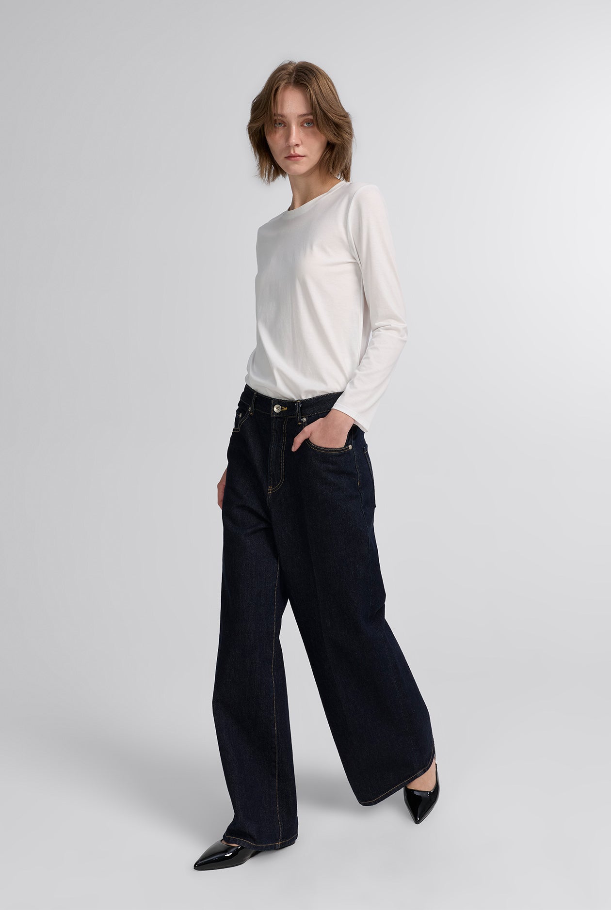 LOW-RISE RAW BLUE WIDE LEG JEANS