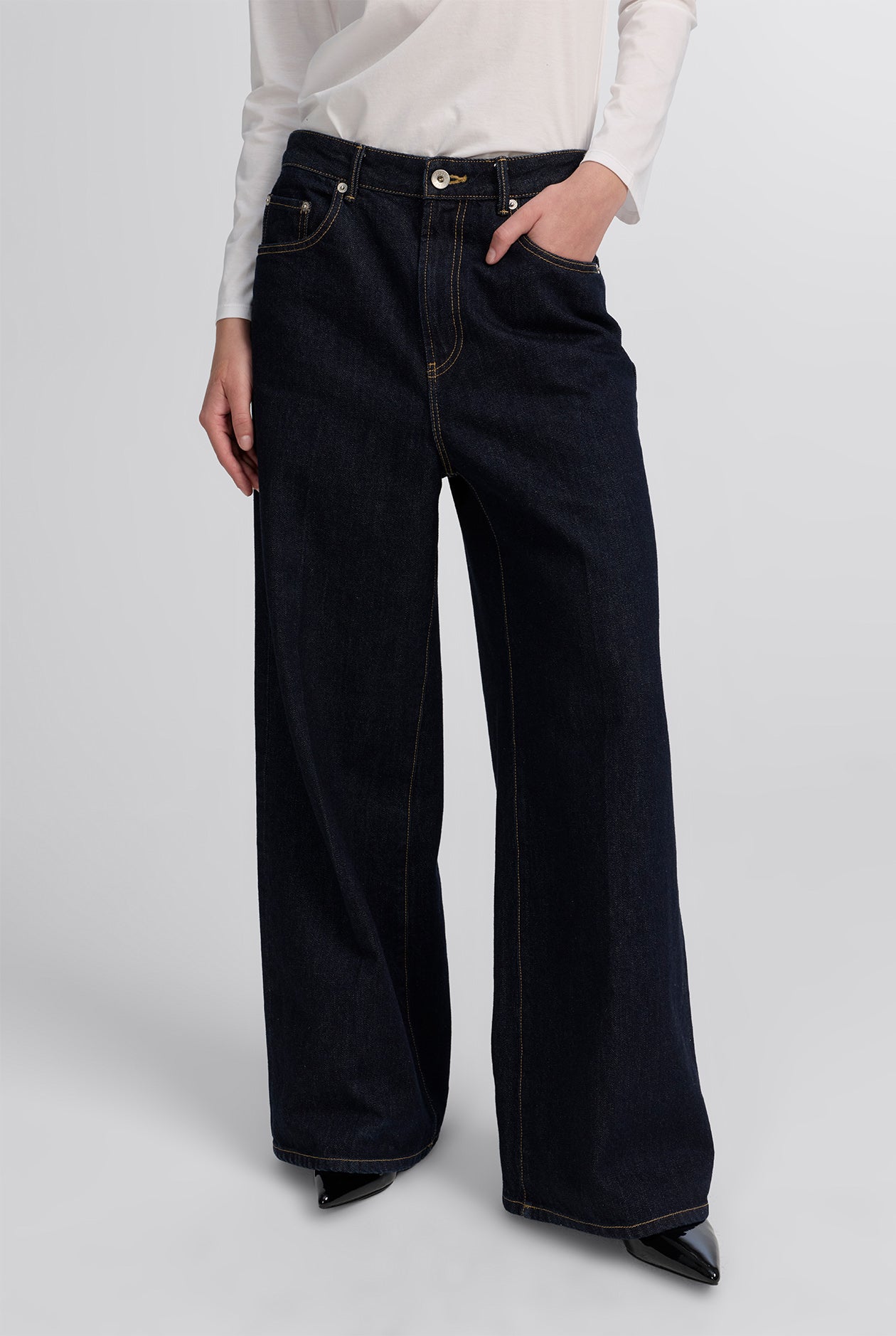 LOW-RISE RAW BLUE WIDE LEG JEANS