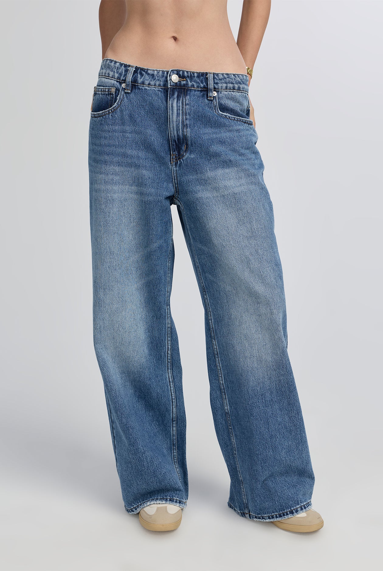 LOW-RISE LIGTH BLUE SHADE BAGGY JEANS