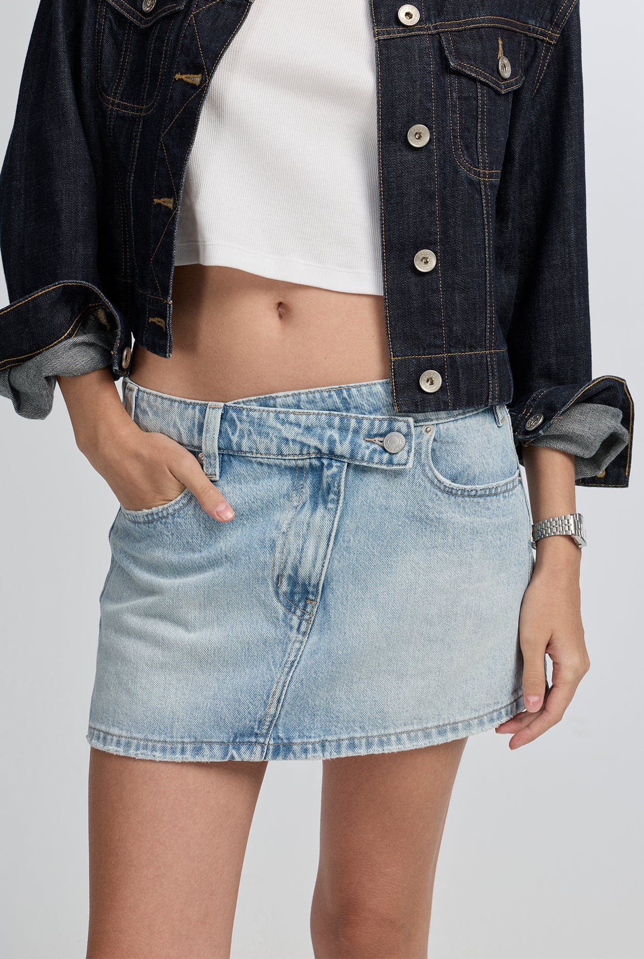 LOW-RISE LIGTH BLUE CROSS-OVER SKIRT JEANS
