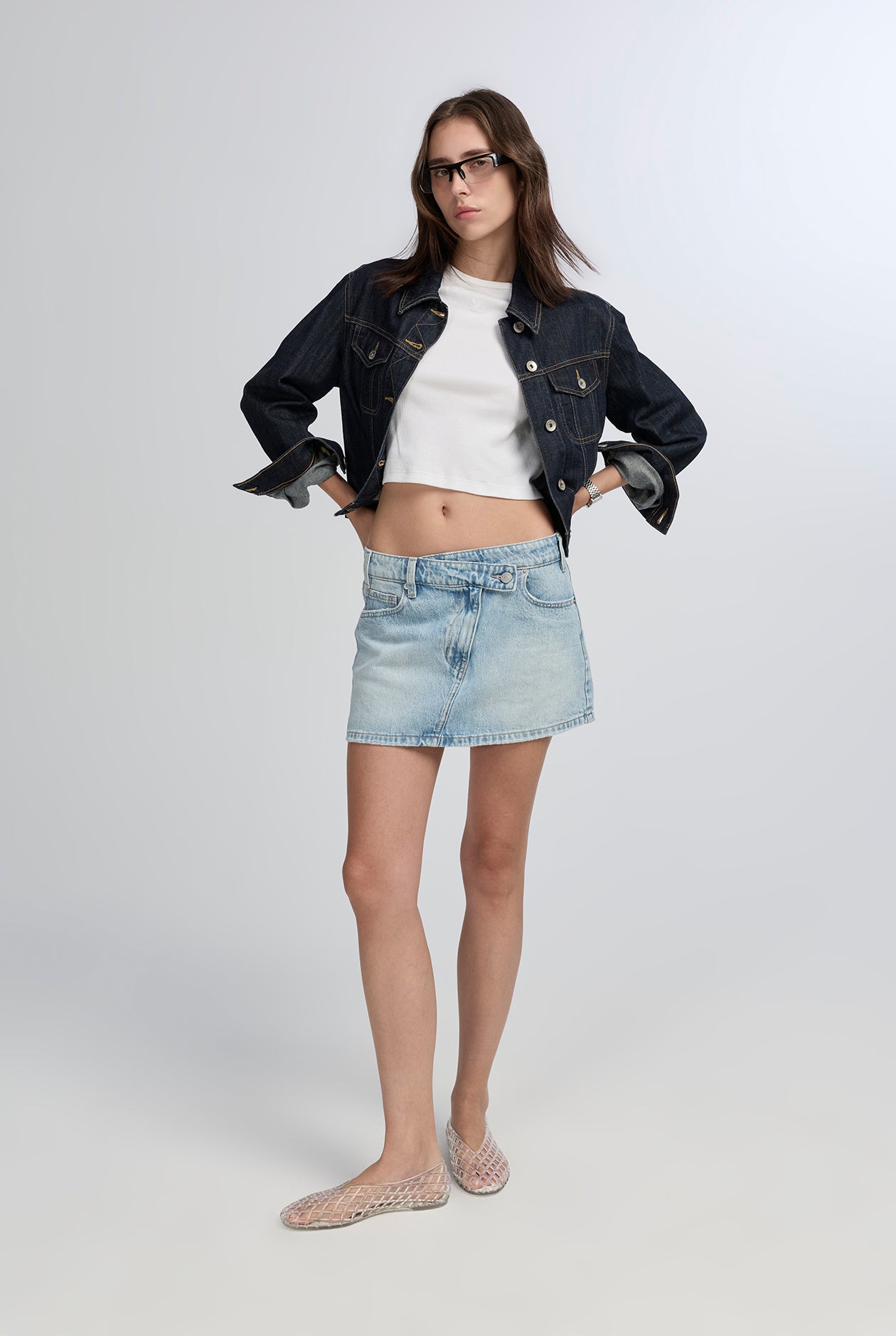 LOW-RISE LIGTH BLUE CROSS-OVER SKIRT JEANS