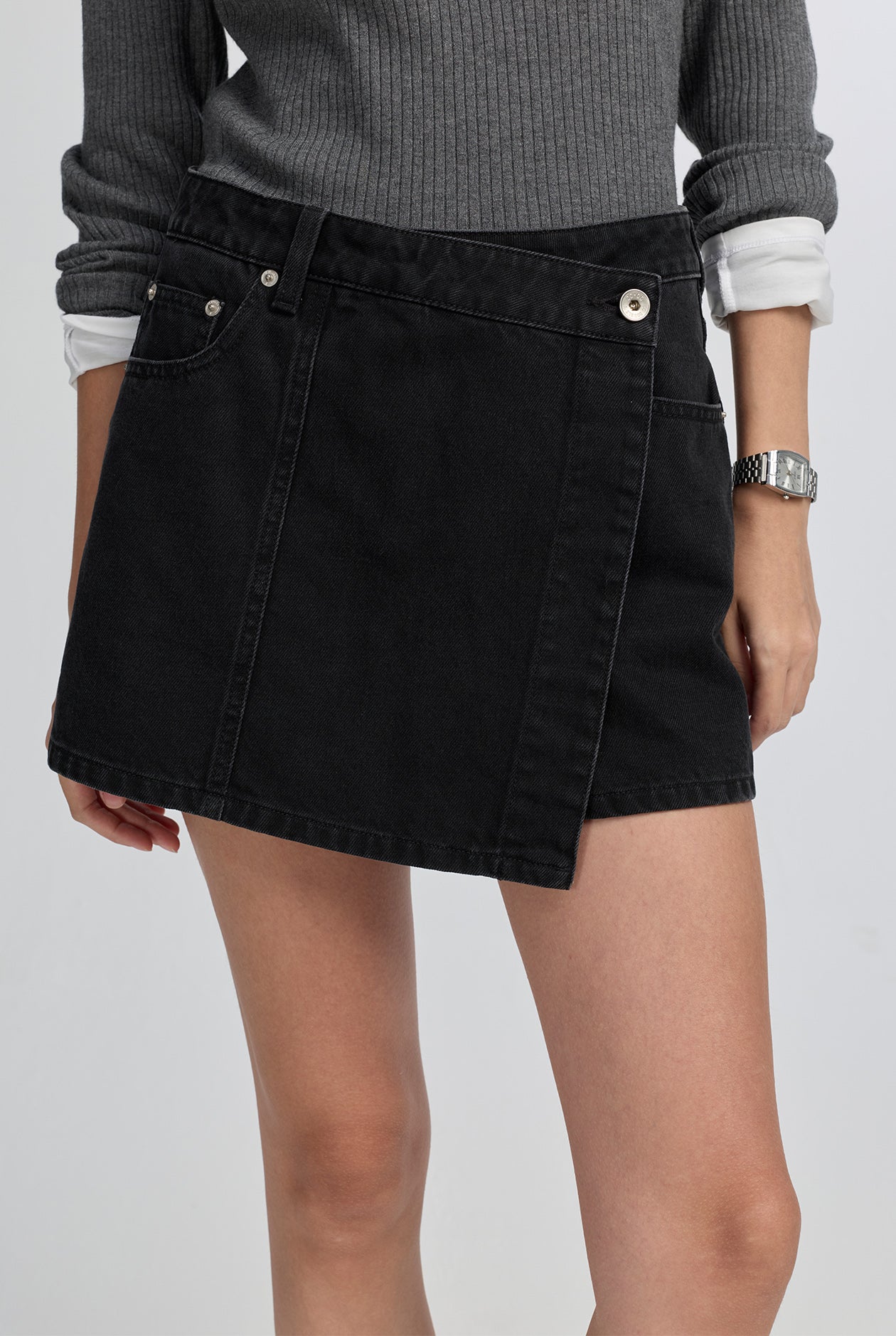 MID-RISE BLACK WASHED WRAPPED SKORT