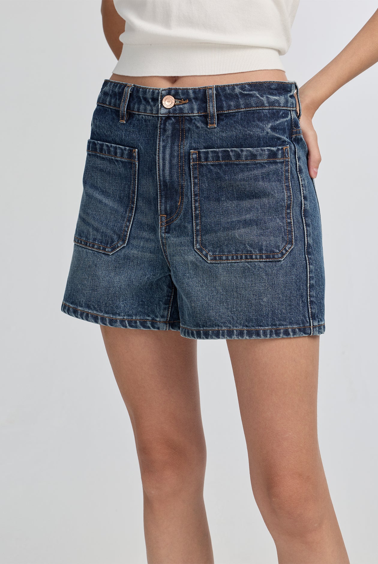 MID-RISE DARK BLUE POCKET PATCH SHORT JEANS