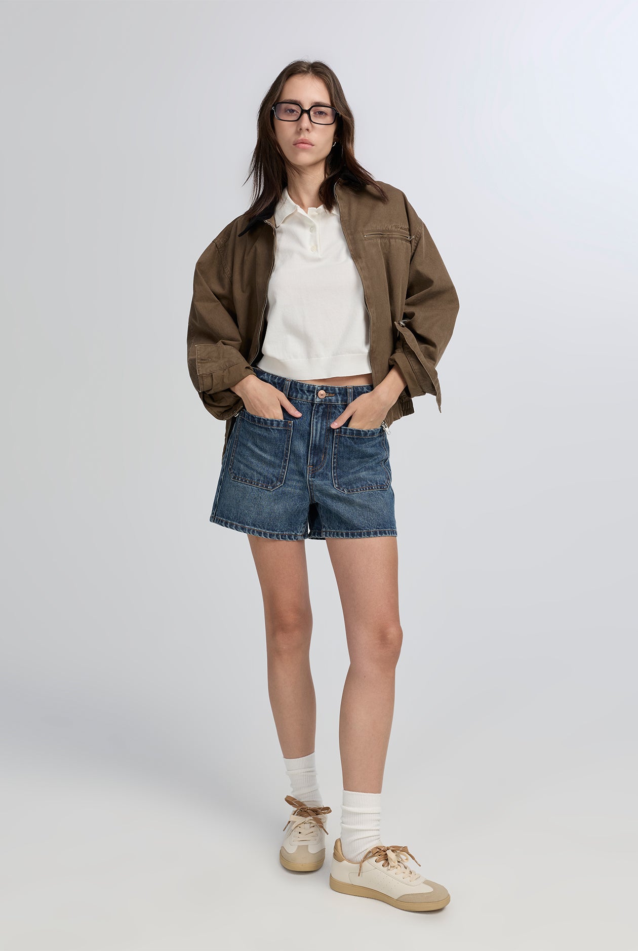 MID-RISE DARK BLUE POCKET PATCH SHORT JEANS