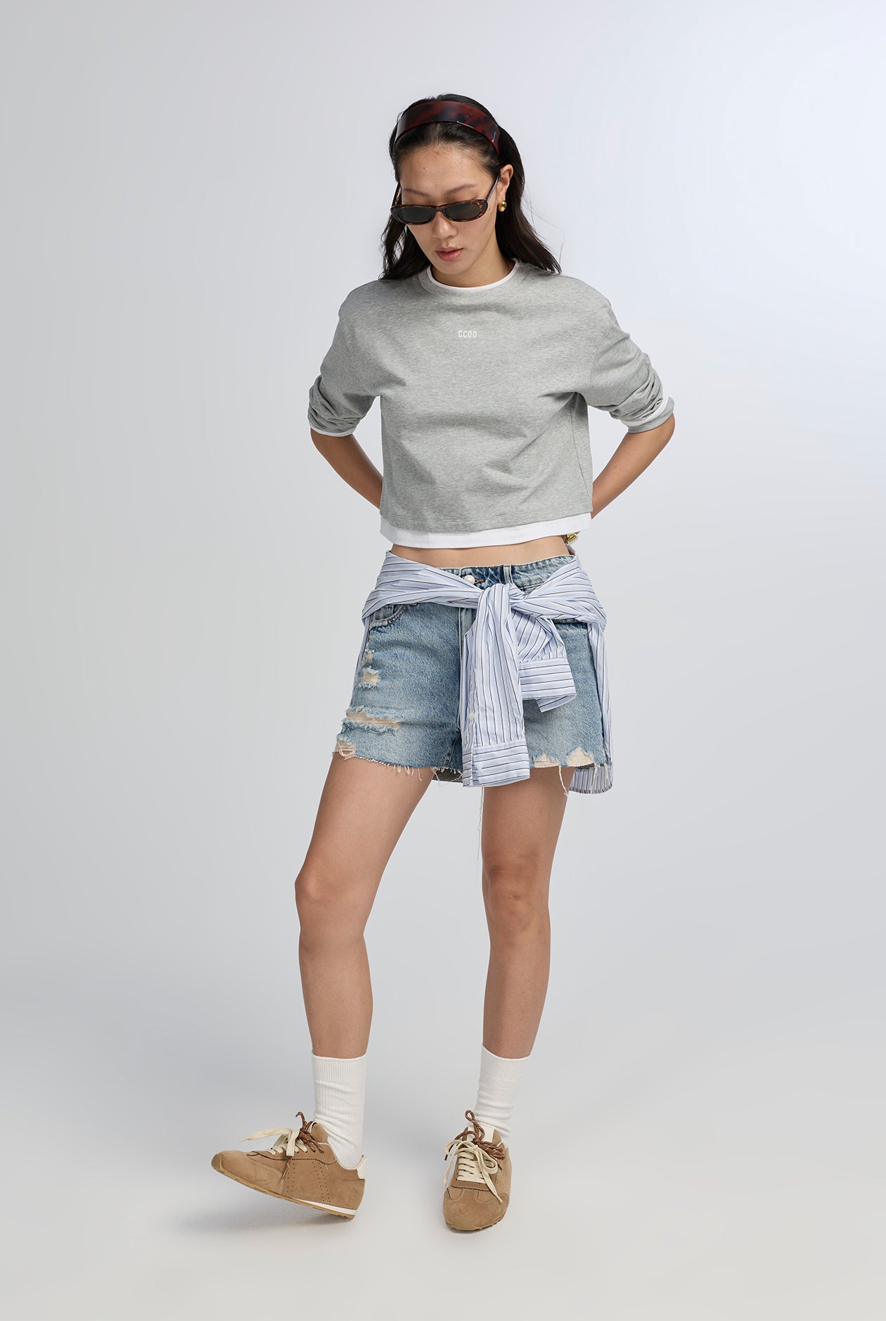 LOW-RISE LIGTH BLUE DISTRESSED SHORT JEANS
