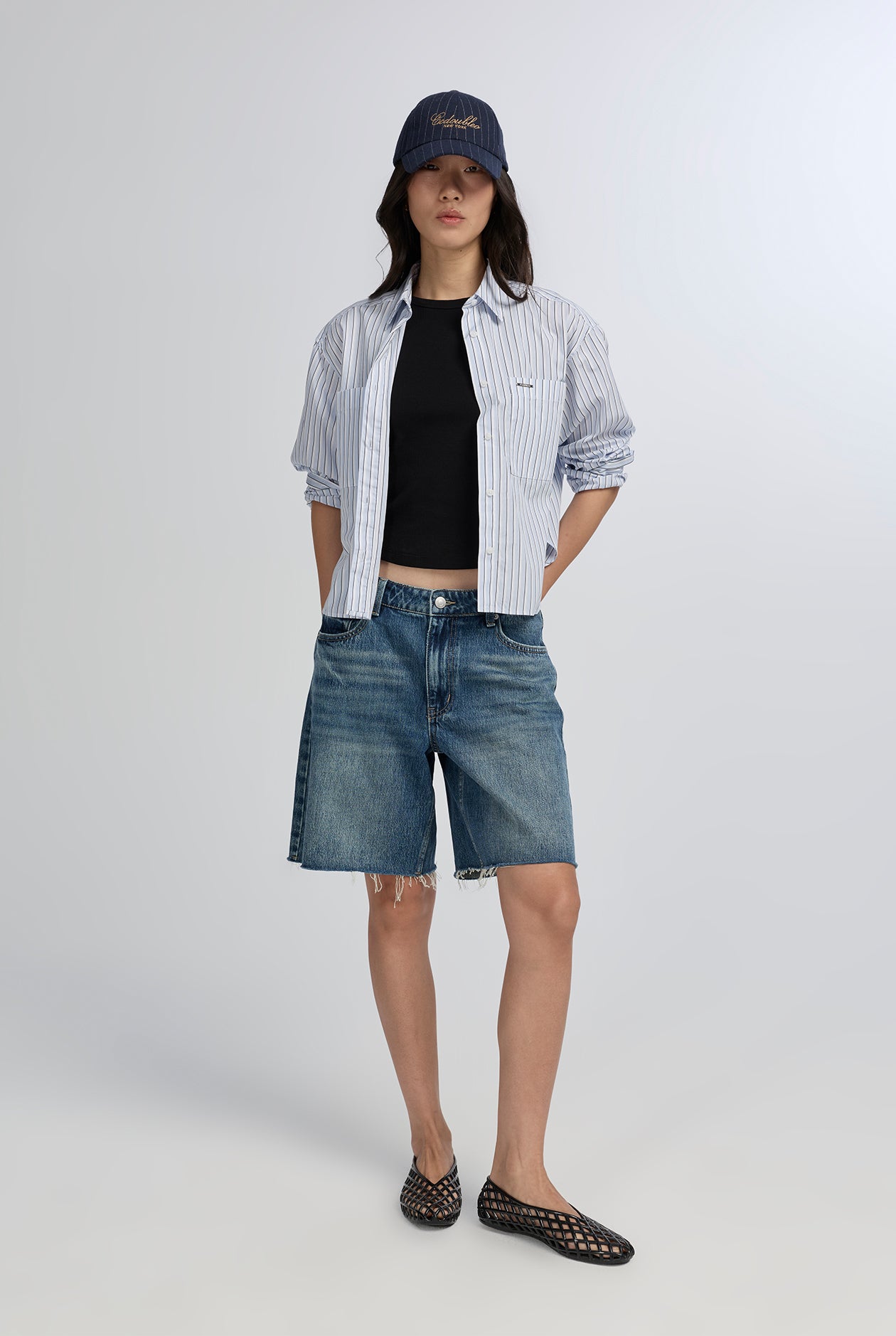 LOW-RISE MID BLUE SHORT JEANS