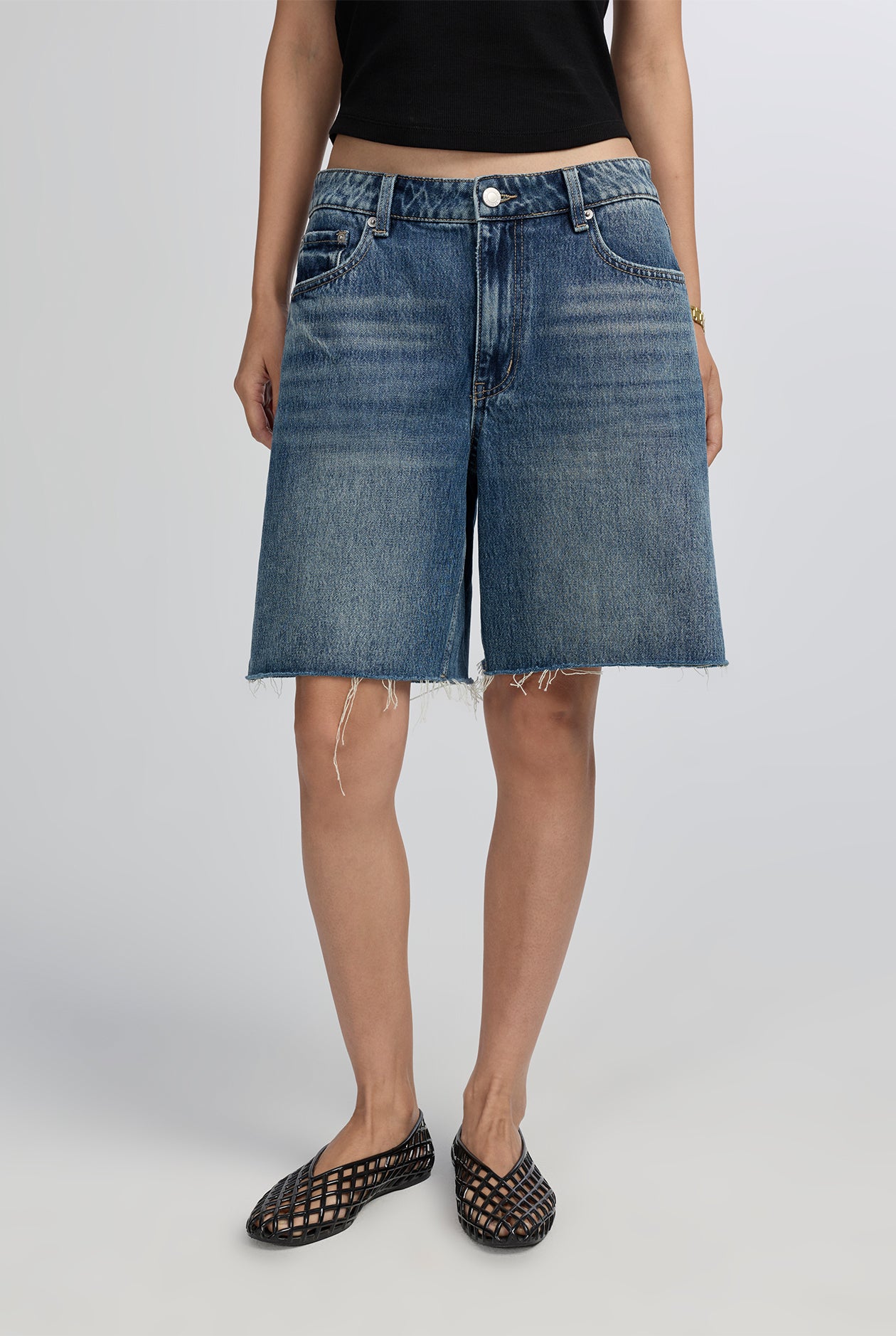 LOW-RISE MID BLUE SHORT JEANS