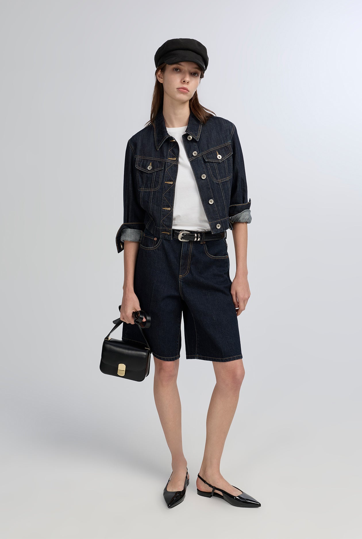 LOW-RISE RAW BLACK SHORT JEANS