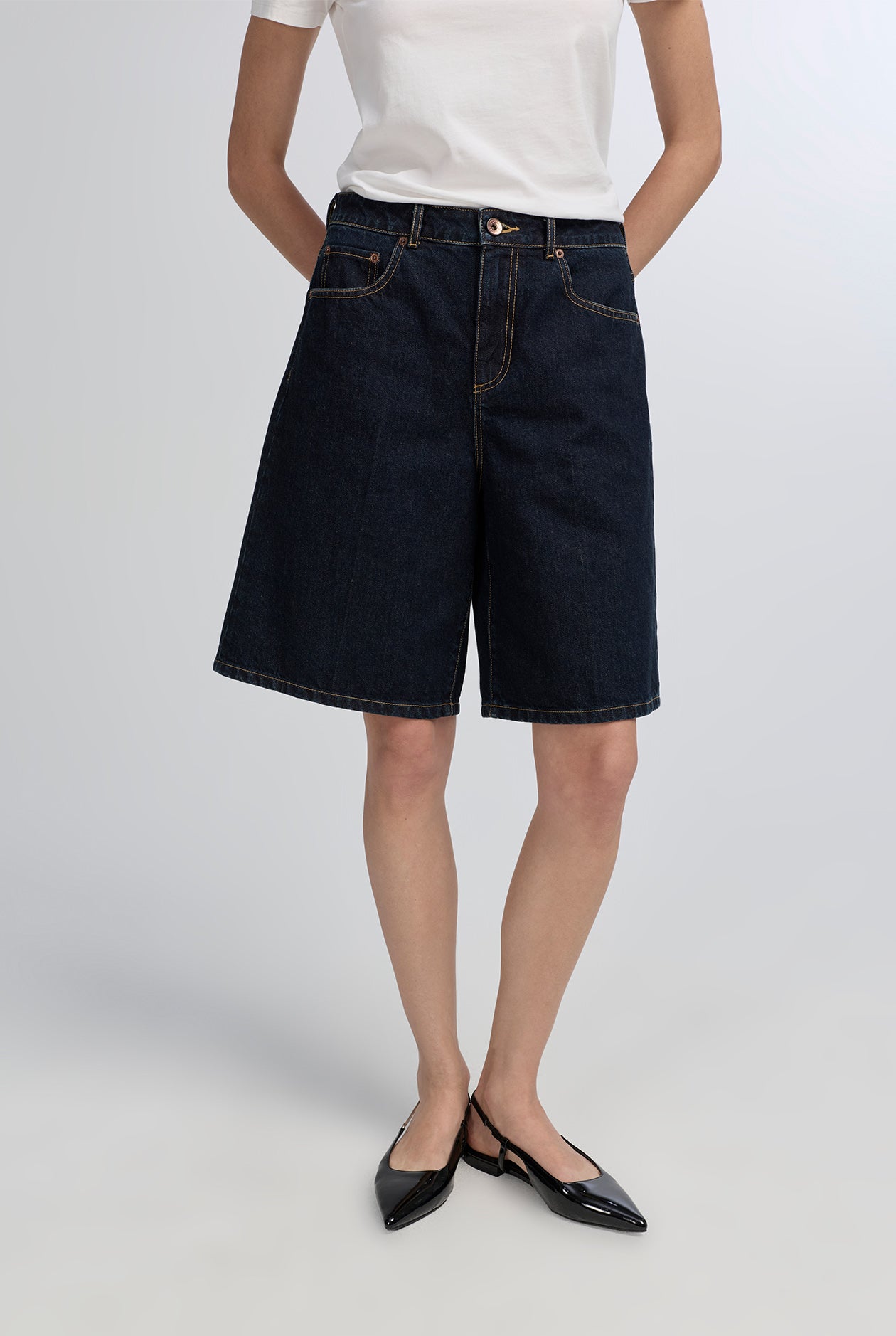 LOW-RISE RAW BLACK SHORT JEANS