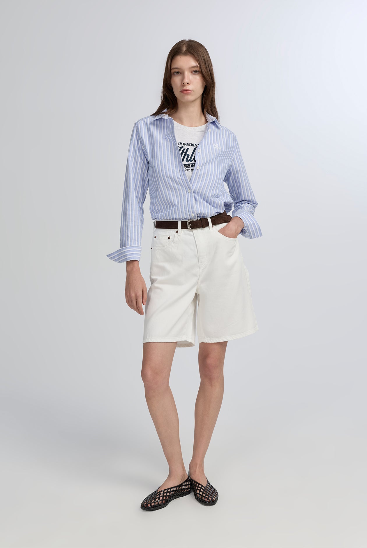 MID-RISE WHITE BERMUDA JEANS
