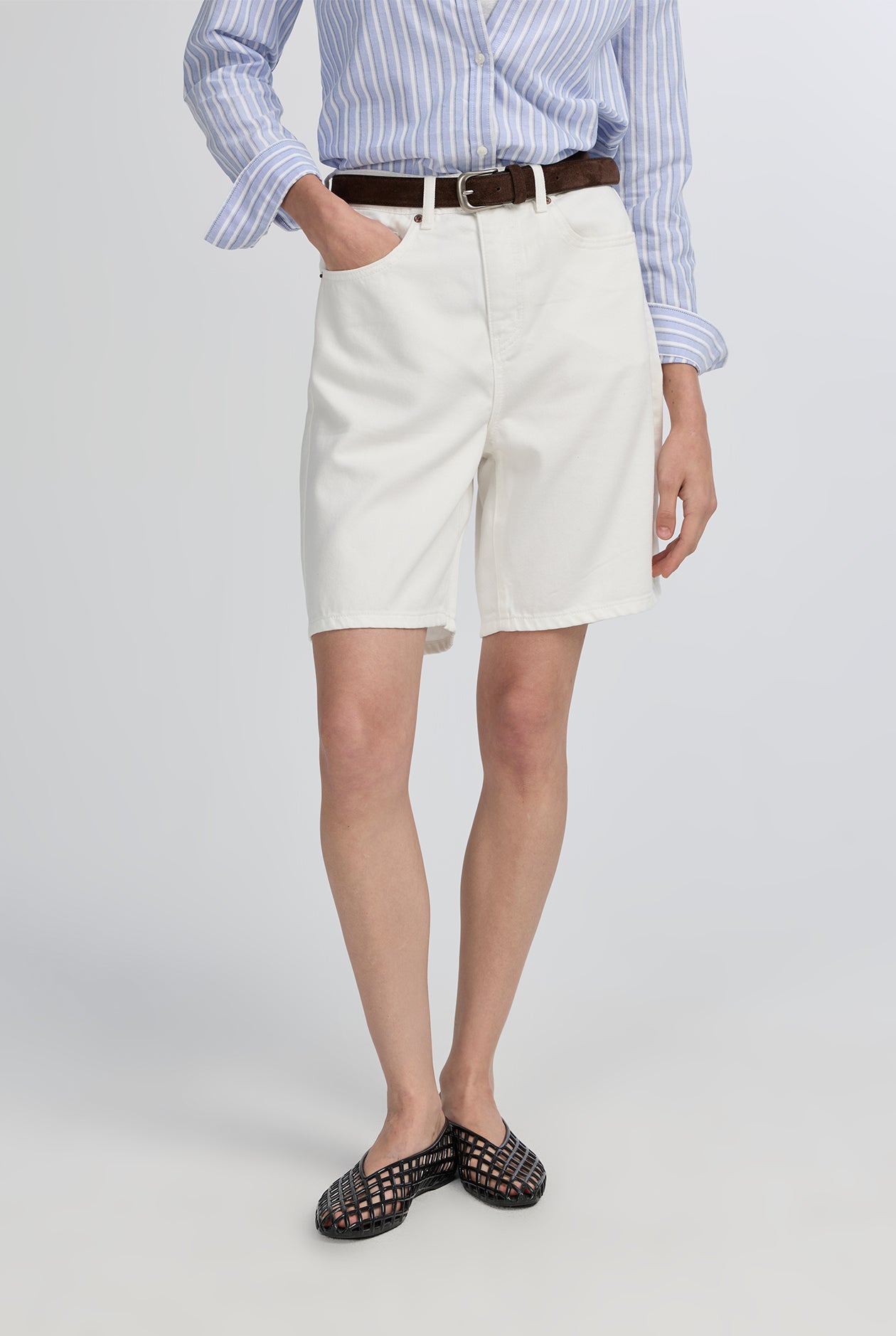 MID-RISE WHITE BERMUDA JEANS