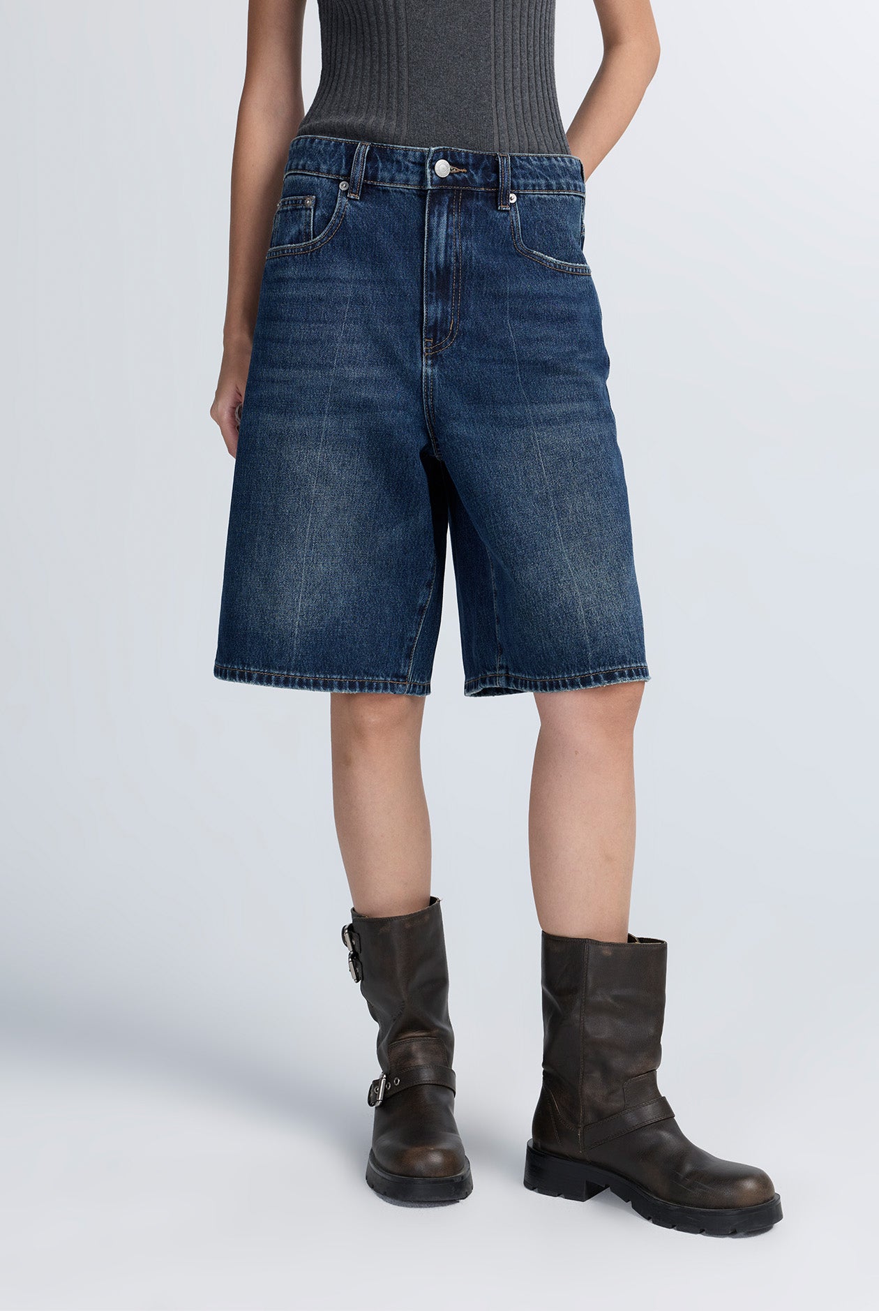 LOW-RISE DARK BLUE BERMUDA JEANS