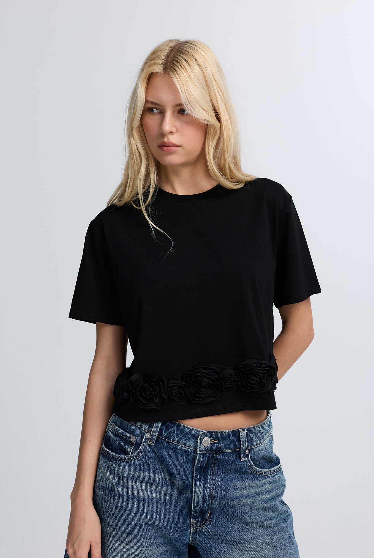 FLORAL APPLIQUE CROPPED T-SHIRT