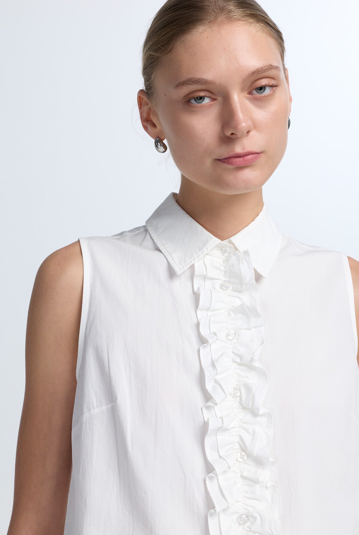 FRILL SLEEVELESS SHIRT