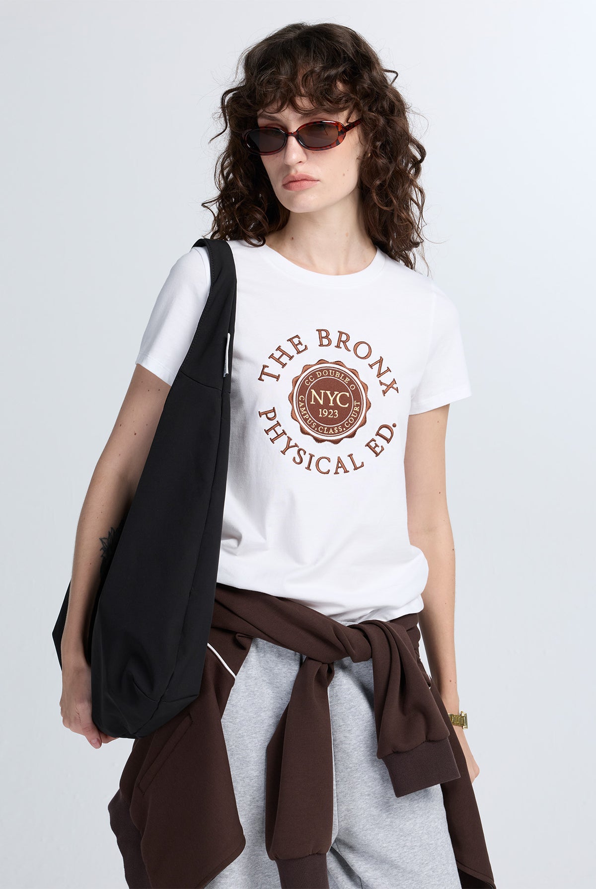เสื้อยืดคอกลมทรงเรกูลาร์ พิมพ์ลาย