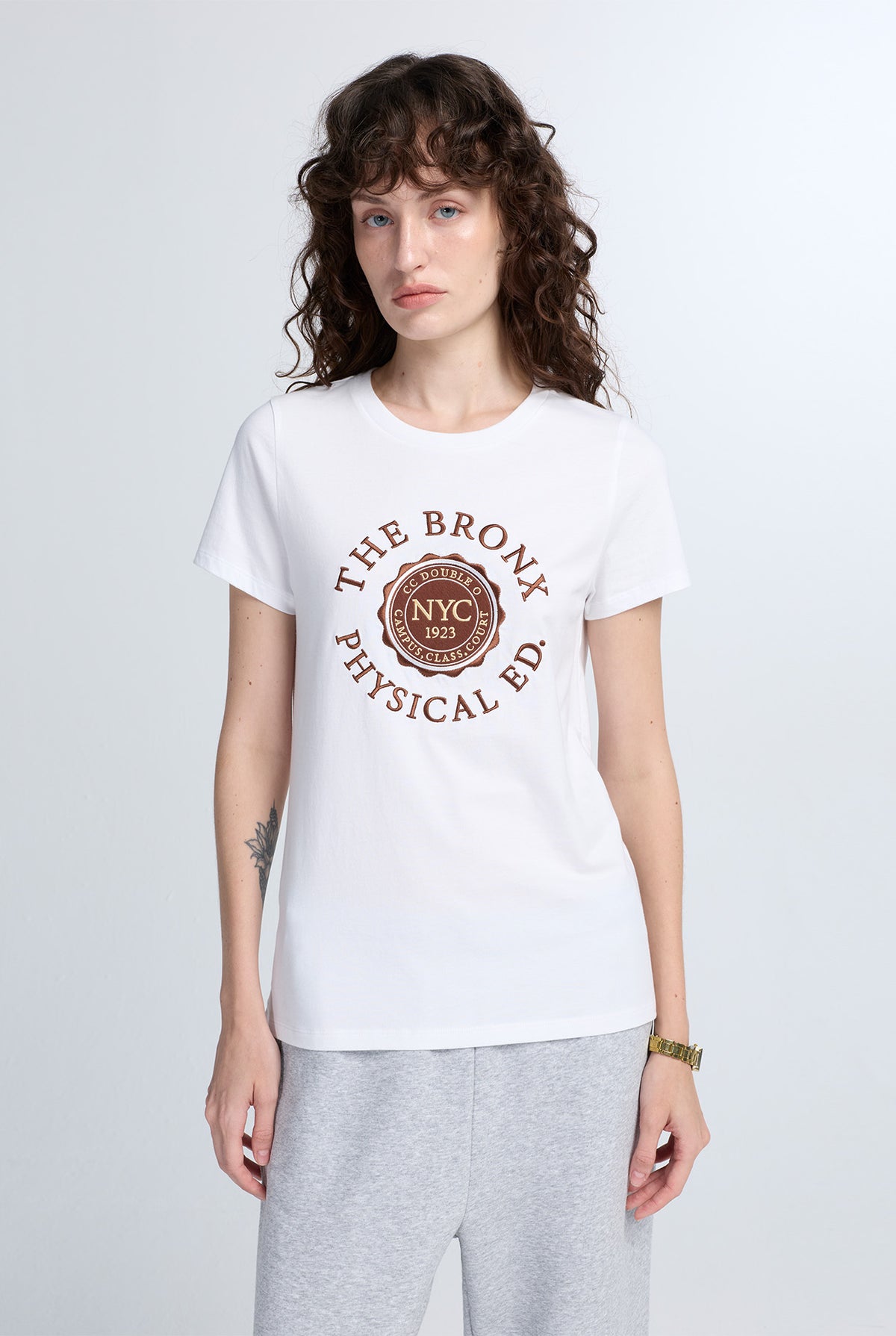 เสื้อยืดคอกลมทรงเรกูลาร์ พิมพ์ลาย