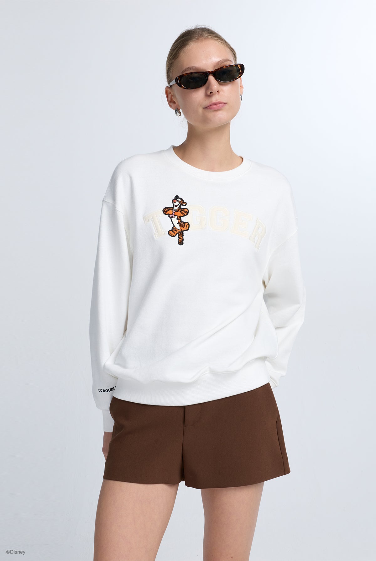 เสื้อสเวตเชิ้ต Tigger กราฟิกคอลเลจ