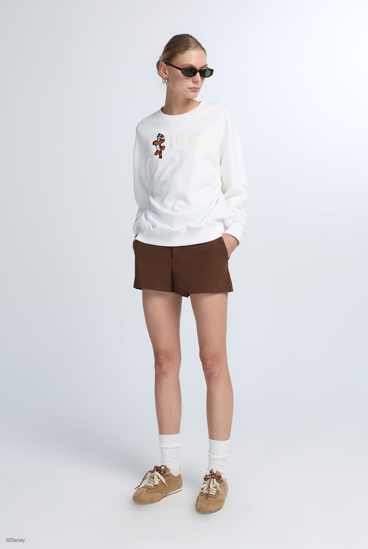 เสื้อสเวตเชิ้ต Tigger กราฟิกคอลเลจ