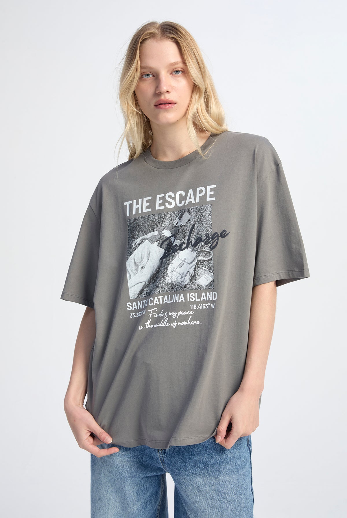 เสื้อยืดทรงโอเวอร์ไซส์พิมพ์ภาพ The Escape
