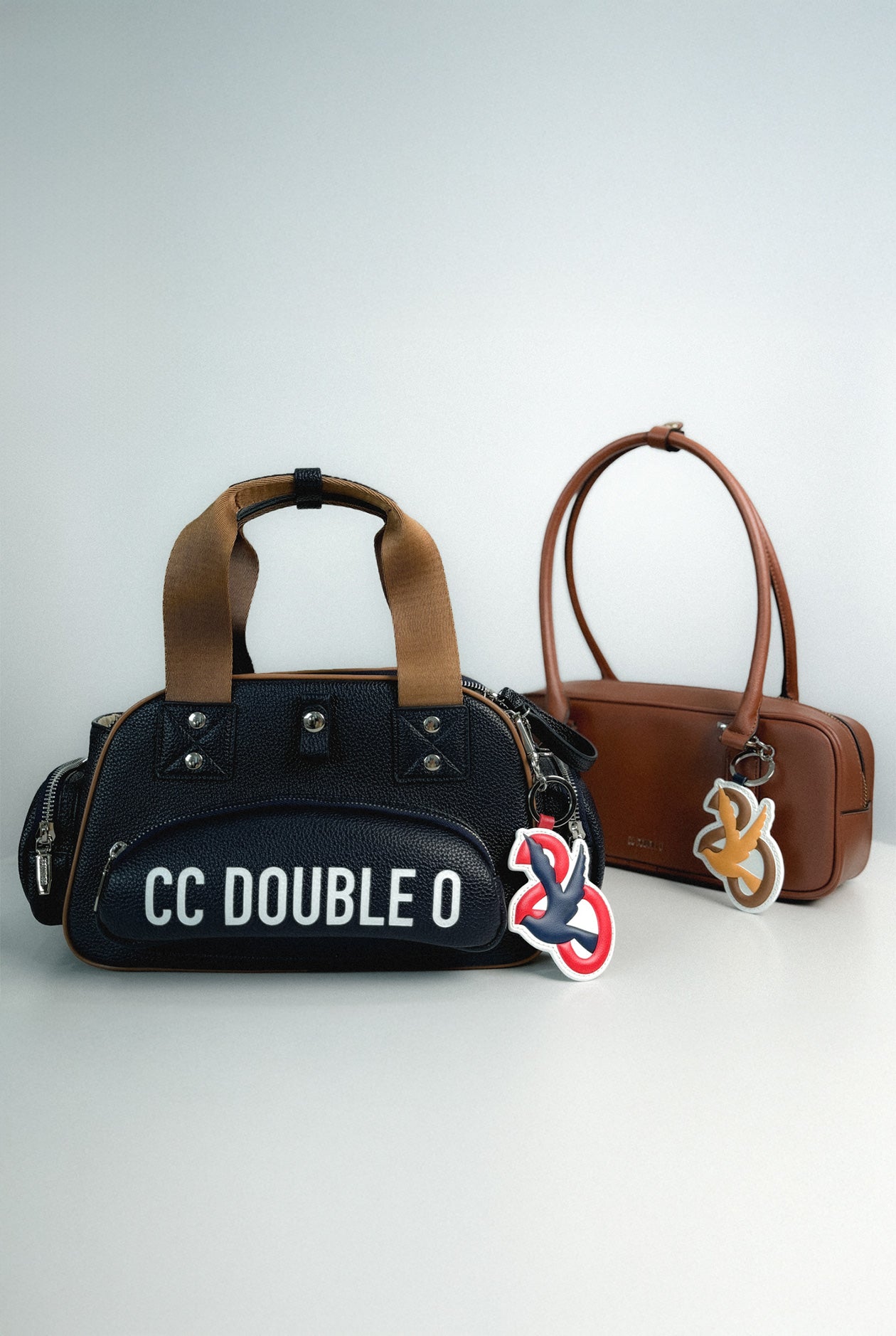 CC DOUBLE O LEATHER HANDBAG