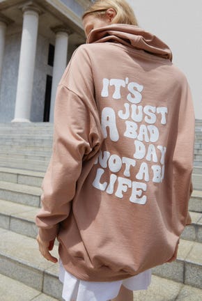 STATEMENT HOODED PULLOVER